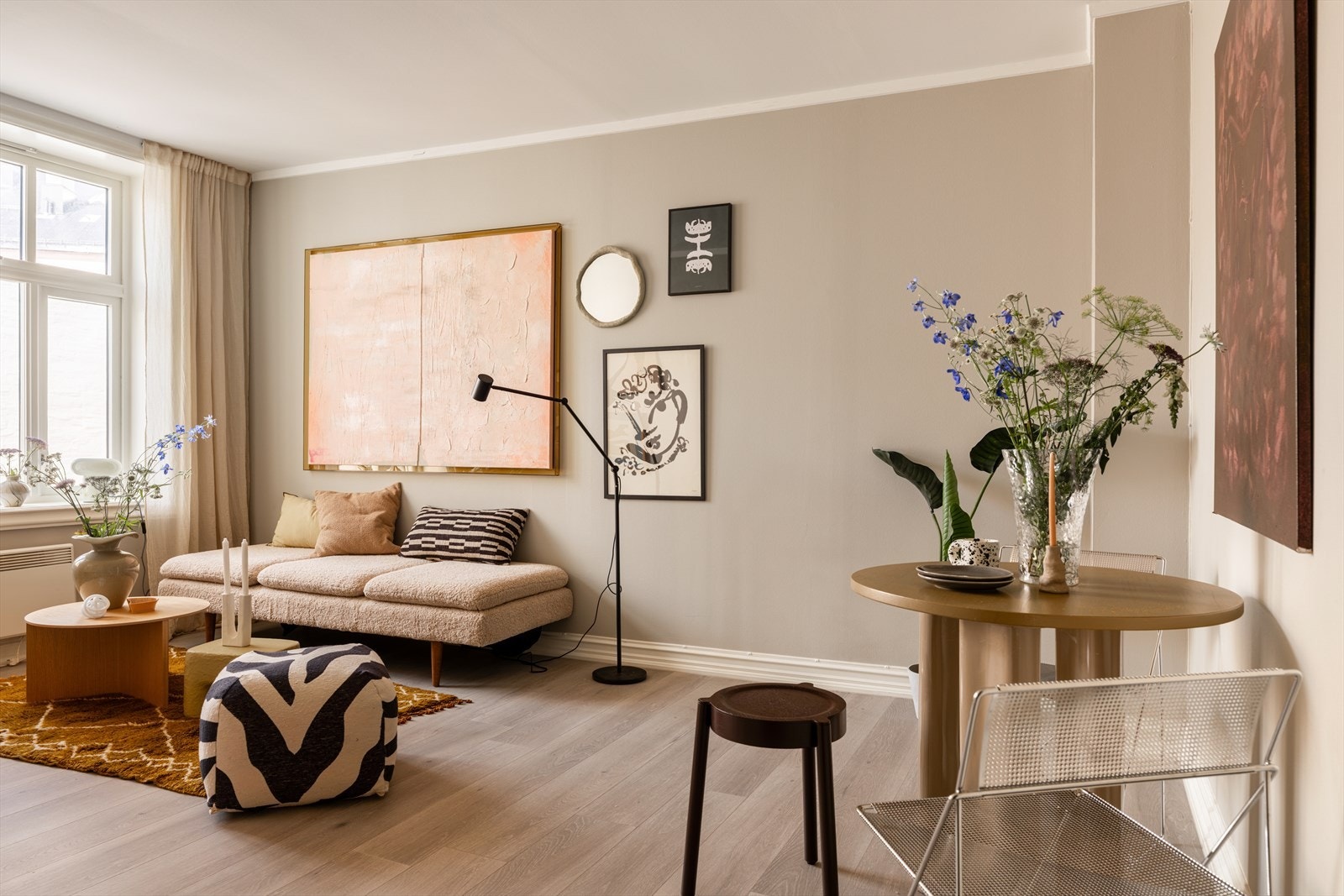 Her får du "i både pose og sekk" med bl.a. store vinduer, gode lys- og solforhold, moderne overflater og en sjelden god atmosfære, i tillegg til en populær beliggenhet! Galleribilde