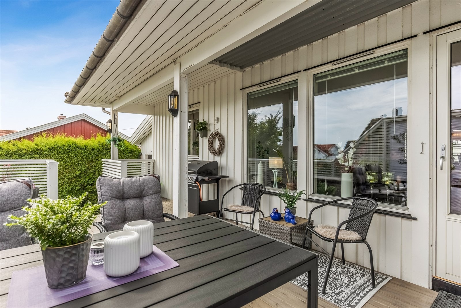 Veranda på fremsiden av huset har trapp ned til gårdsplassen. Galleribilde