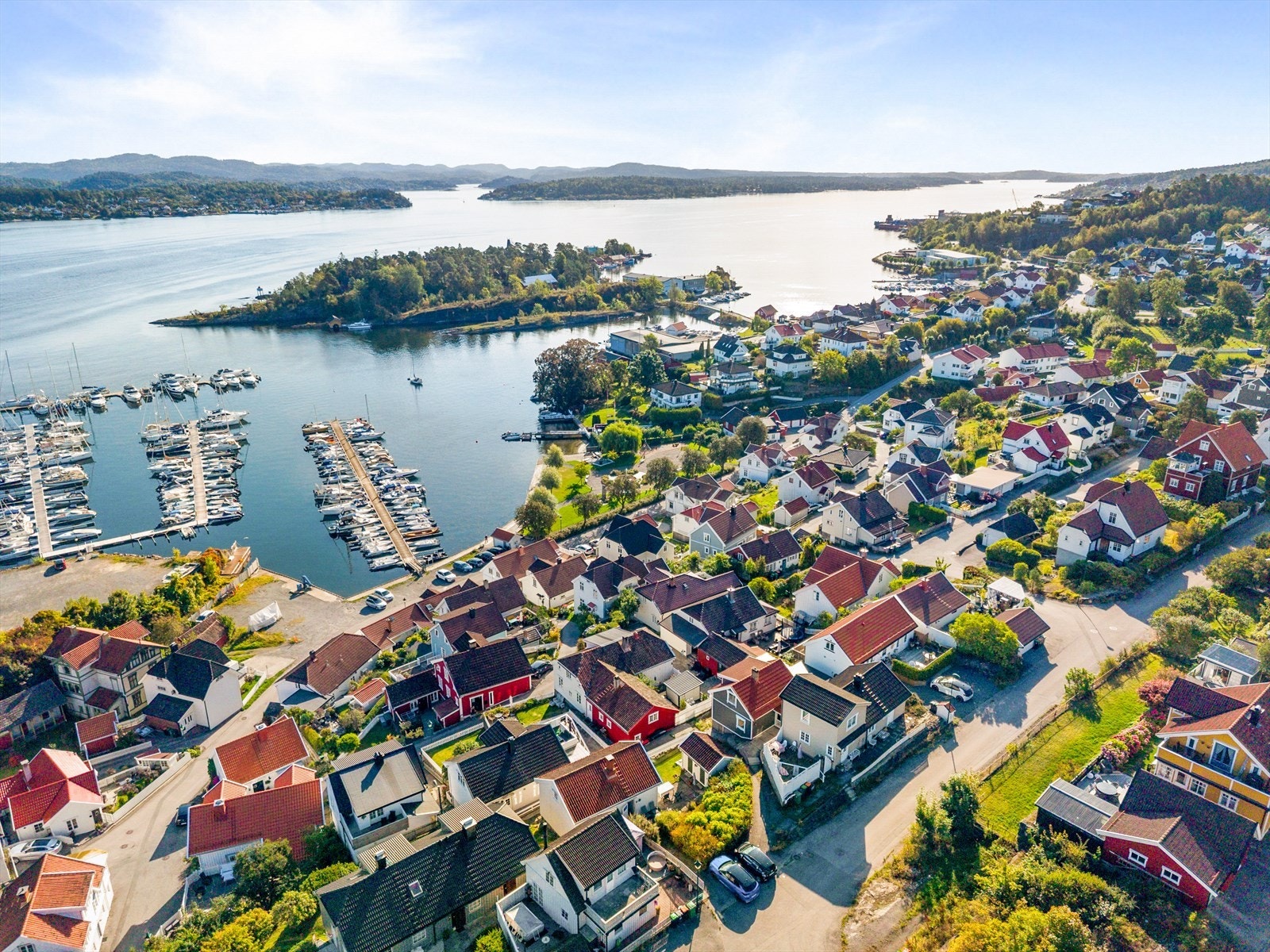 Boligen ligger i et rolig område som preges av koselige, smale gater og flott, eldre trehusbebyggelse. Galleribilde