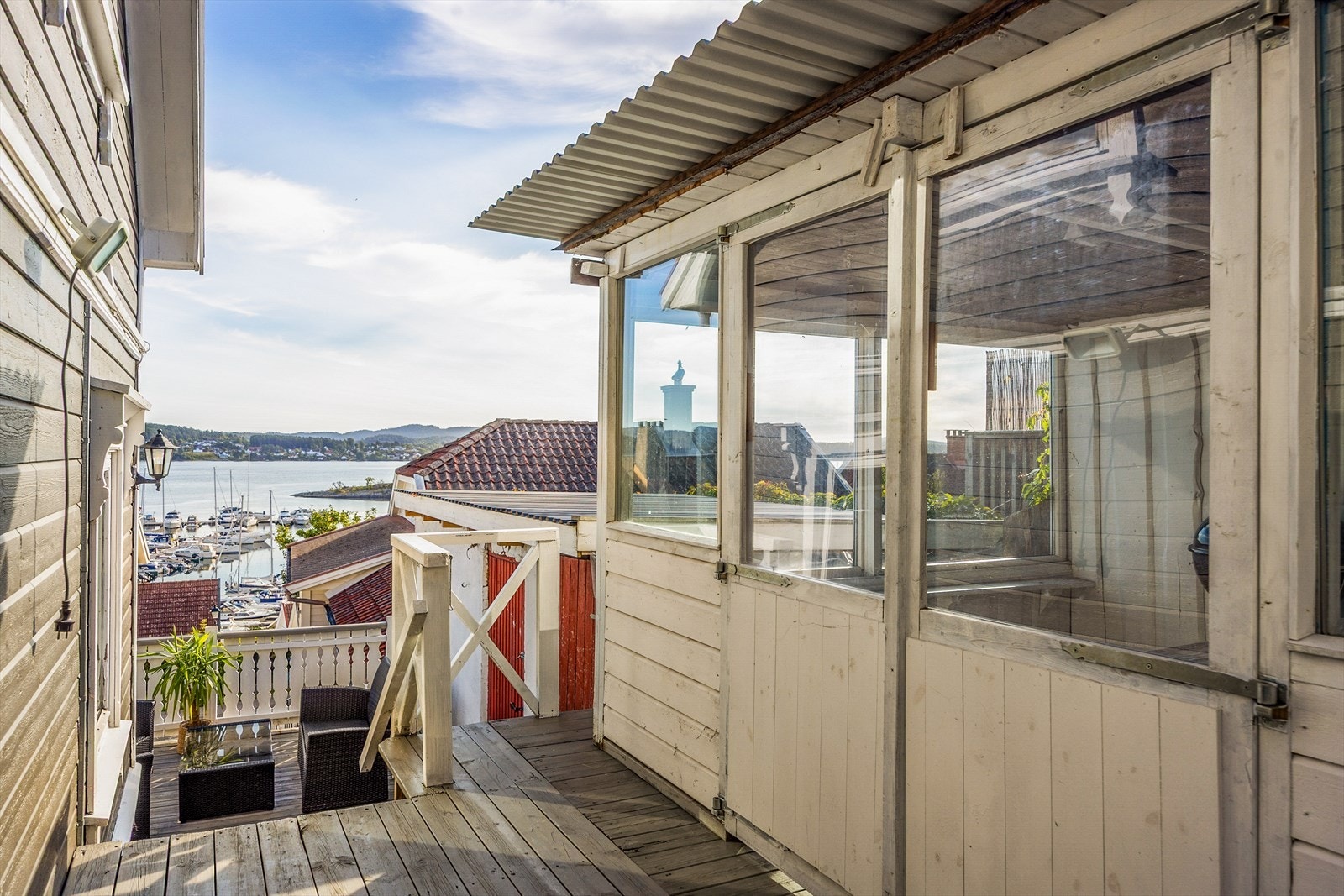 Terrassen kombinerer åpen uteplass med et delvis innglasset og overbygget parti. Galleribilde