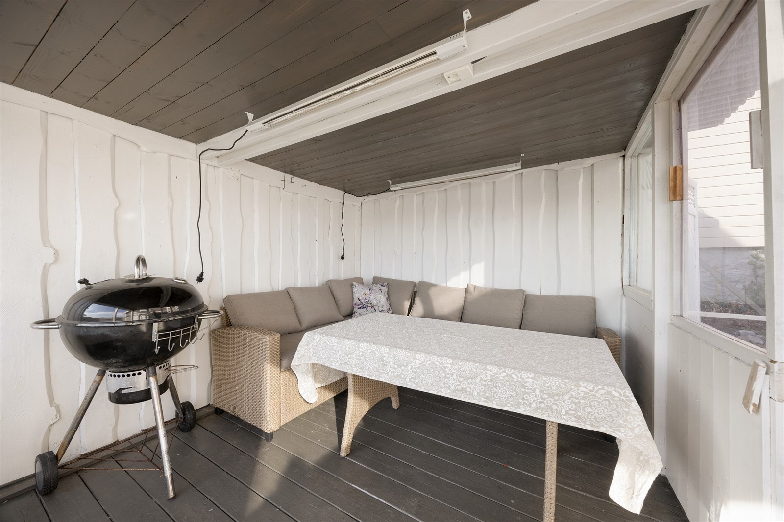 En del av terrassen er overbygd med et plassbygget lett tak tekket med stålplater og lettvegger med enkle glass. Galleribilde