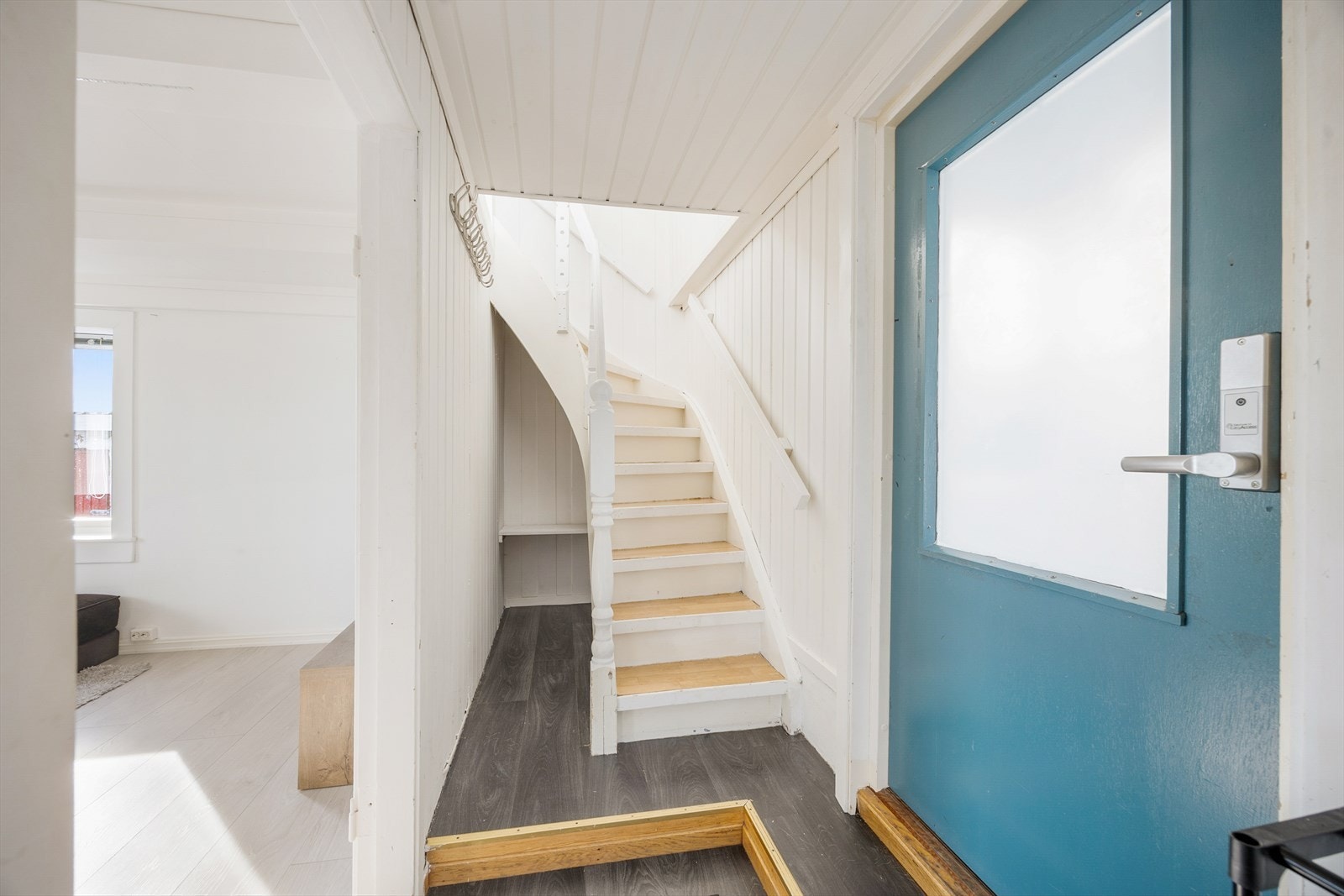 Lys entré med belegg på gulvet og fin plass til oppbevaringsmøblement for sko- og yttertøy. Galleribilde