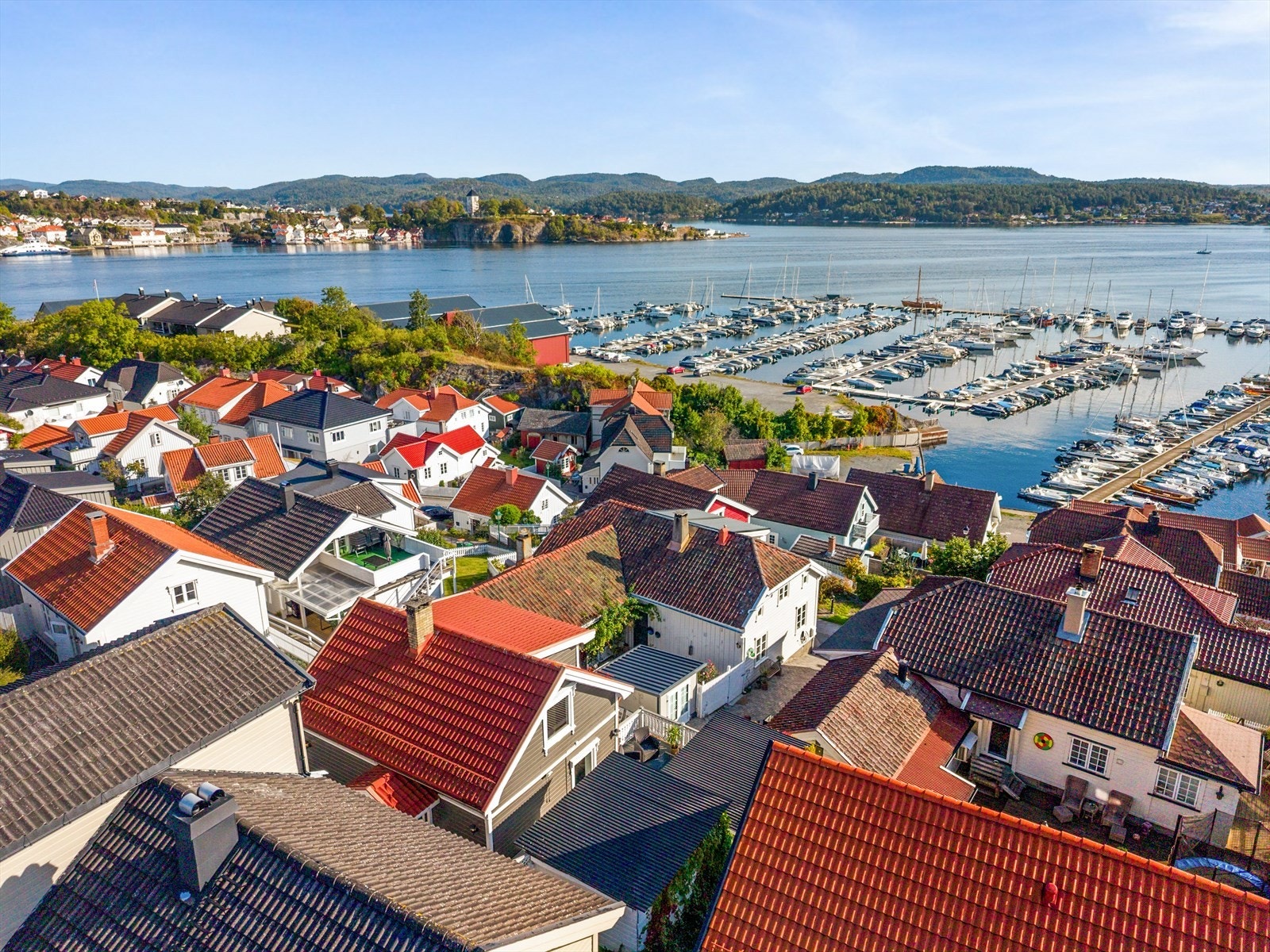 Området består av tett og sjarmerende trehusbebyggelse med nydelig beliggende langs kystlinjen. Galleribilde