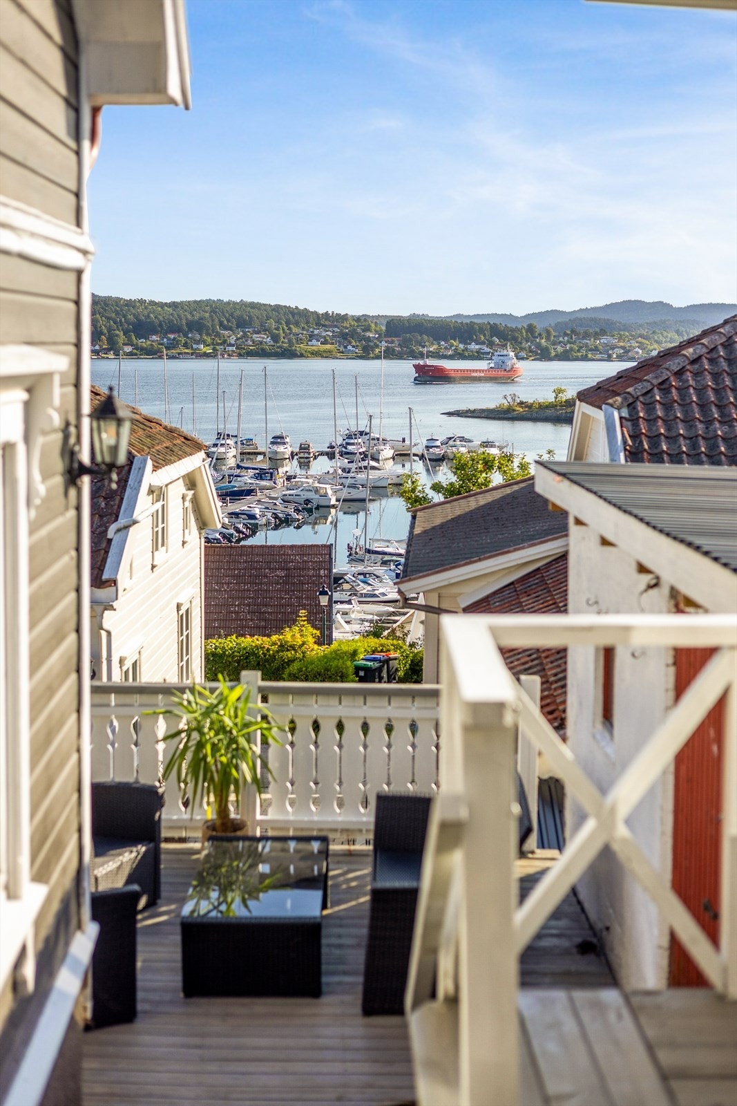 Fra terrassen er det etablert en trapp ned til en uteplass med terrasse på tilliggende tomt. Galleribilde