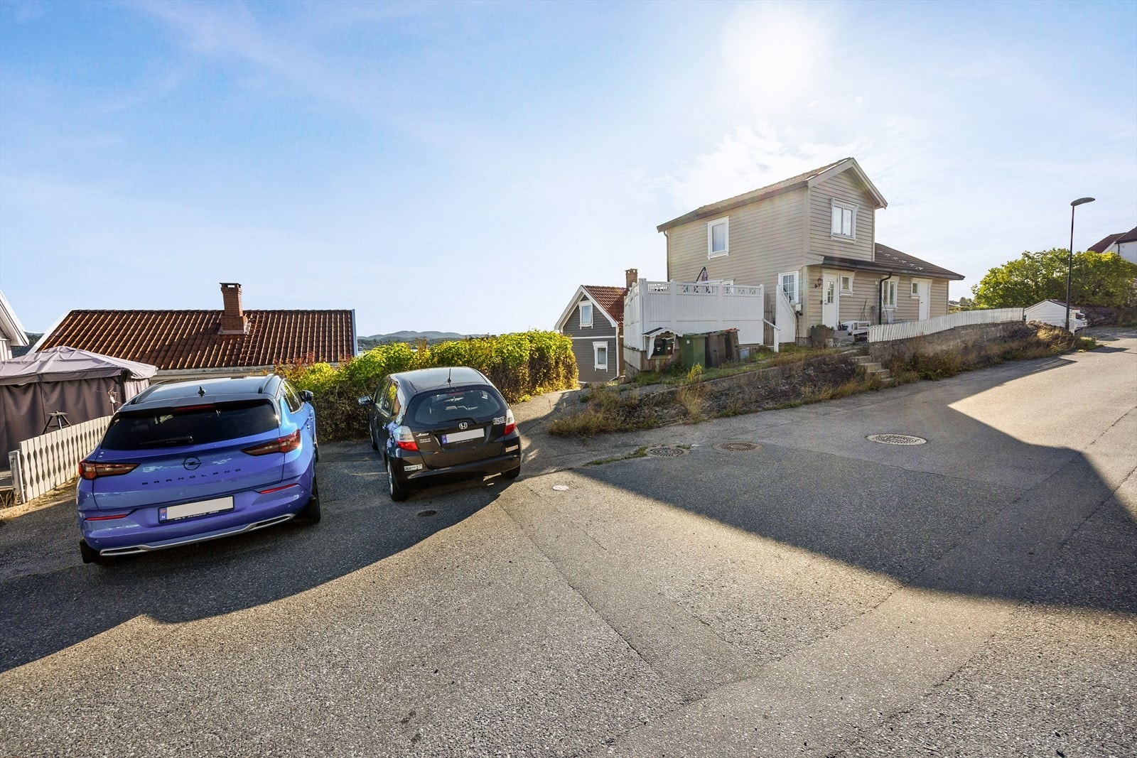Adkomst til eiendommen er via gangsti på kommunal grunn, og parkering på gateplan etter områdets bestemmelser. Galleribilde
