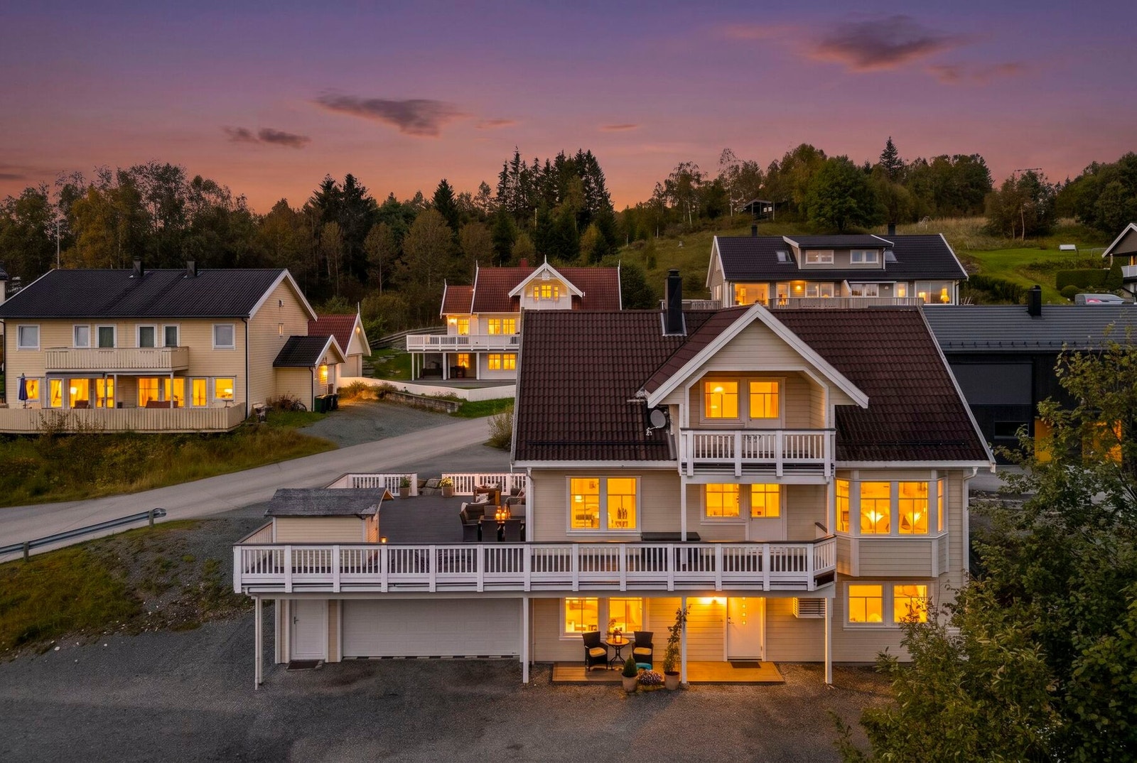 Fasade - Redigert til kveldsbilde med belysning.
Boligen har downlightspotter i tak over balkong, i undertak i andre etasje og under veranda i første etasje. Galleribilde