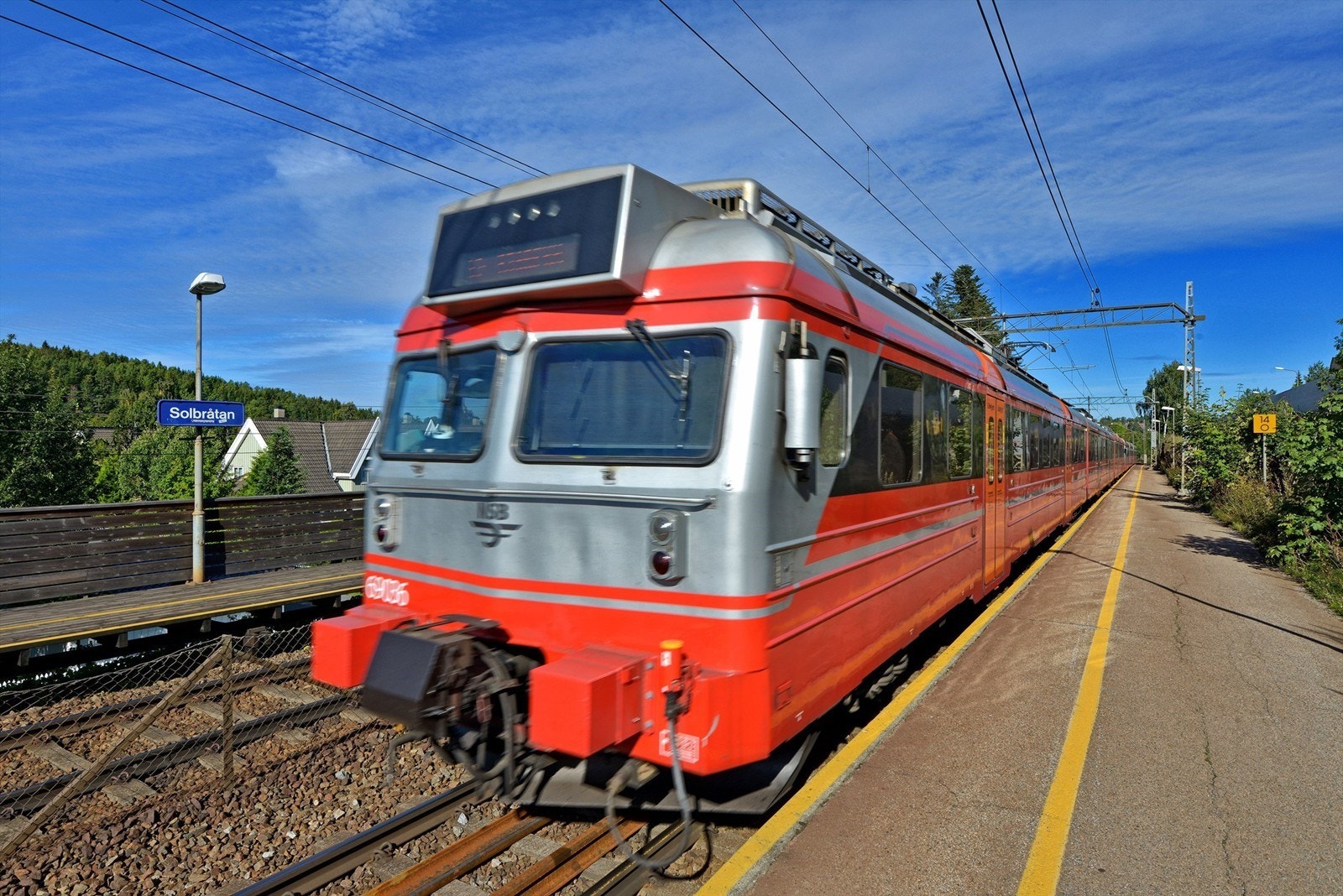 Ca 400 meter til Solbråtan stasjon. Toget går 4 ganger i timen store deler av dagen på hverdager til bl.a. Oslo (ca 20 min) - i tillegg kort vei til bussholdeplass fra boligen Galleribilde