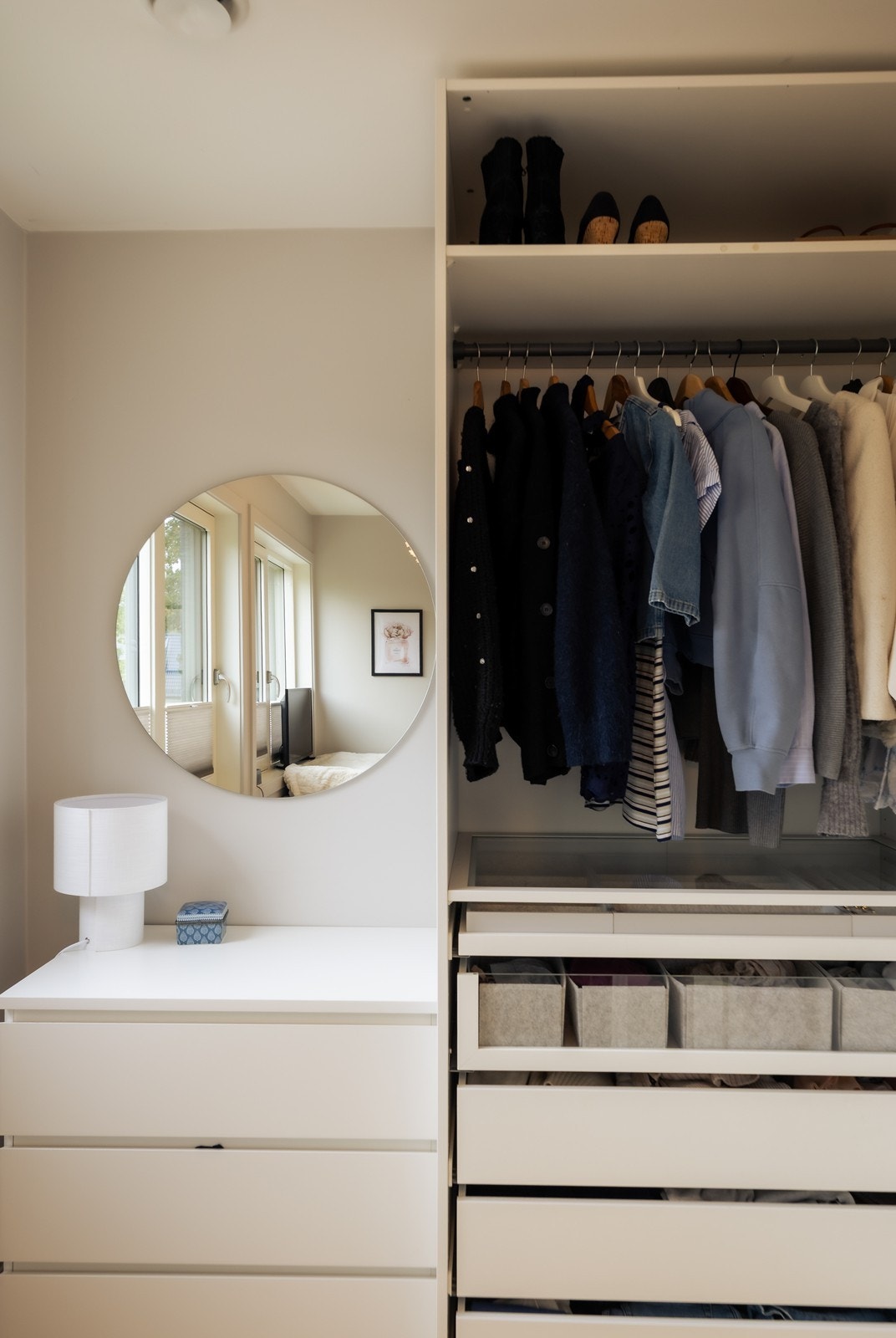 Praktisk innredet garderobe med skuffer, hyller og hengeløsning. Galleribilde