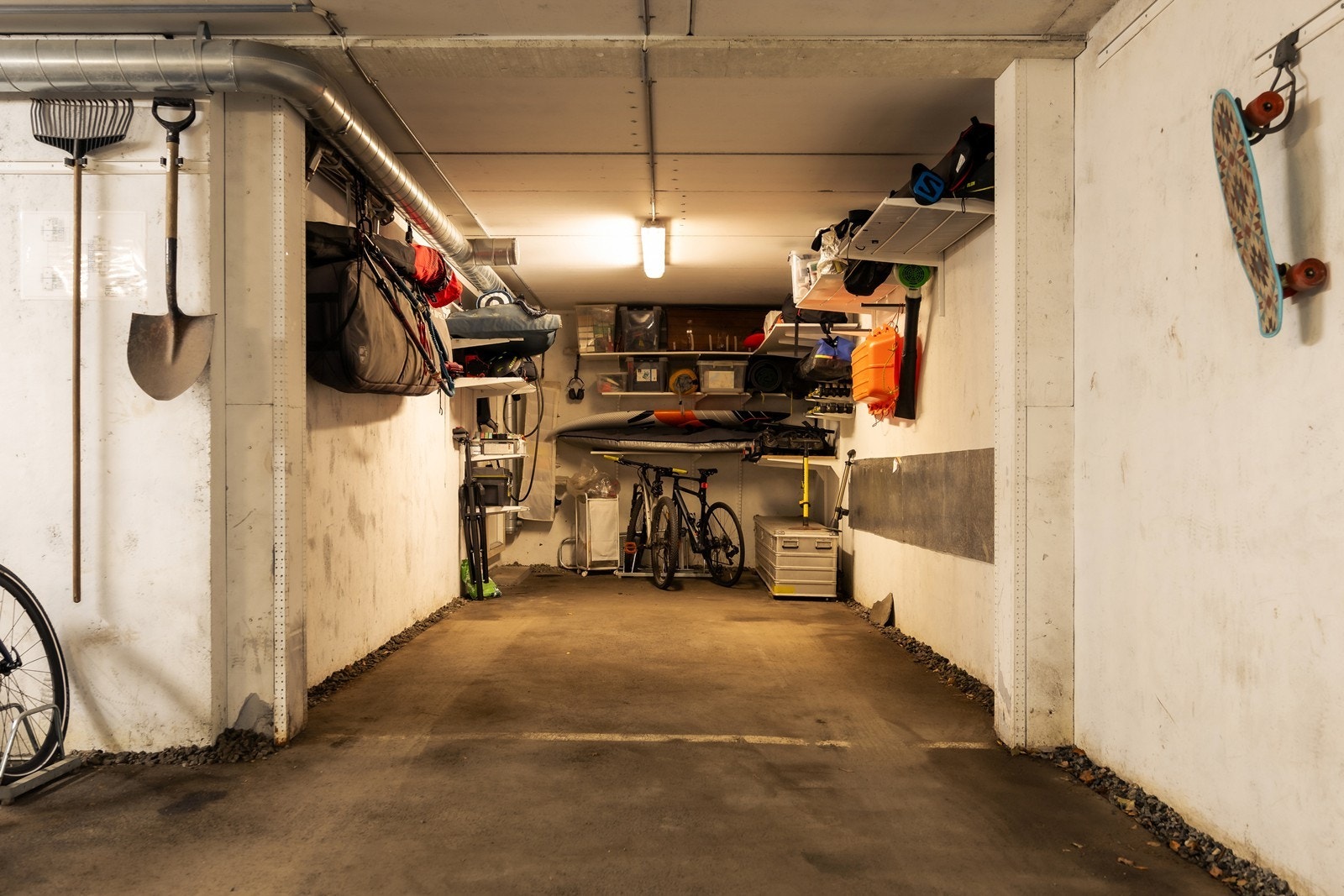 Garasjeplassen har oppbevaringsmuligheter for sports- og fritidsutstyr. Galleribilde