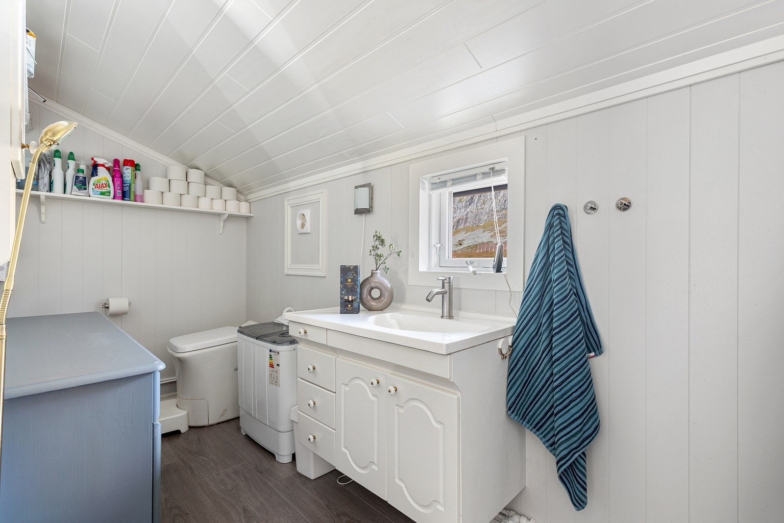 Toalettrommet er innreidd med vask, oppbevaring, badekar med dusj og forbrenningstoalett. Galleribilde