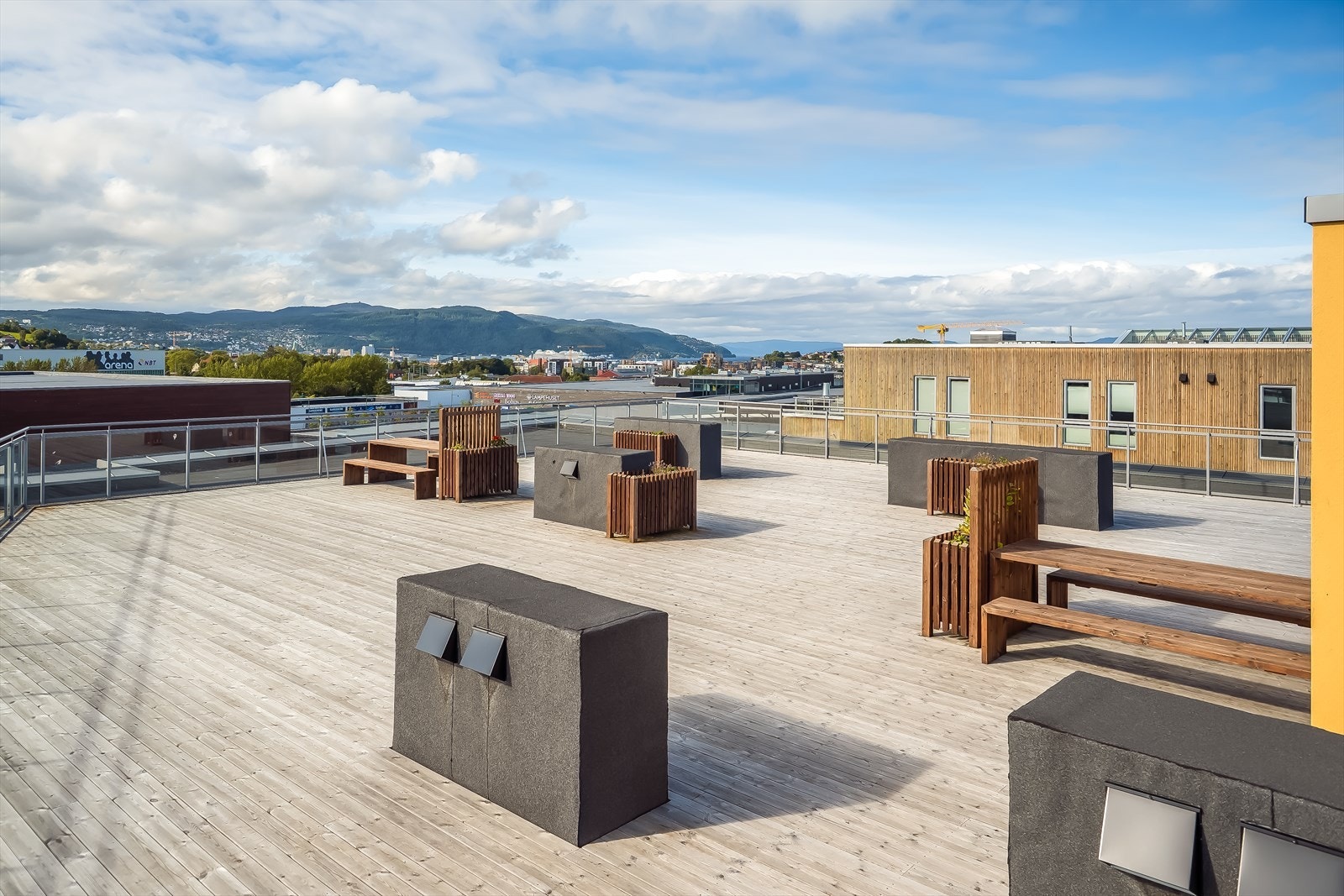 Felles stor takterrasse med flott utsikt og sol hele dagen, kun én etasje opp fra boligen. Galleribilde