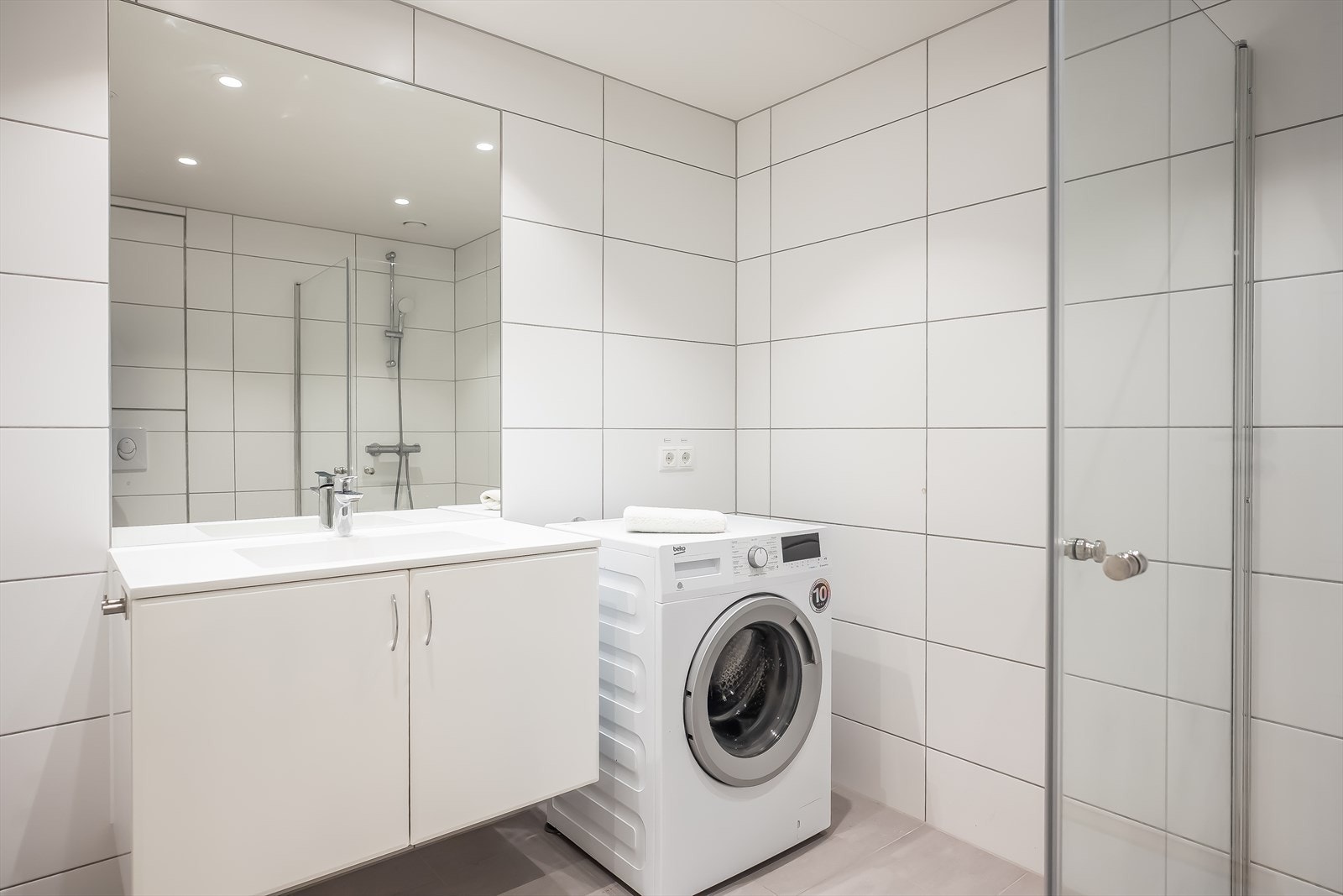 Pent, flislagt bad på ca. 5 m² med varmekabler i gulv og opplegg for vask og tørk. Galleribilde