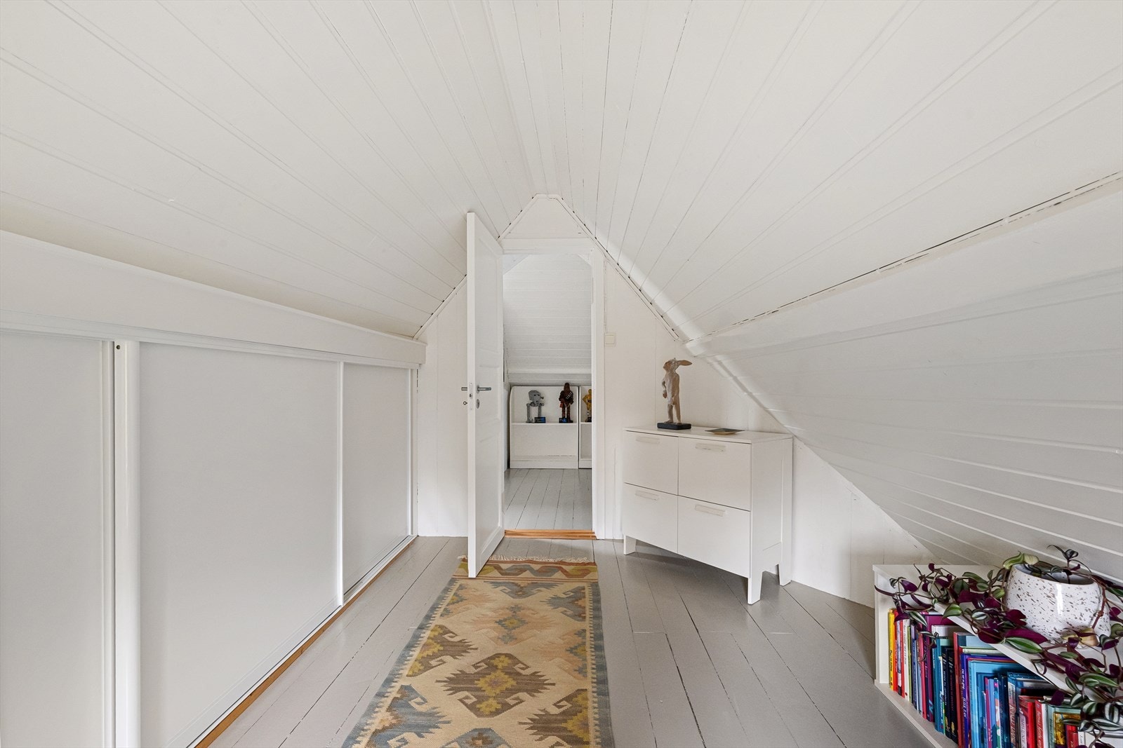 Kneloftet er innredet med skyvedører for praktisk oppbevaring. Galleribilde