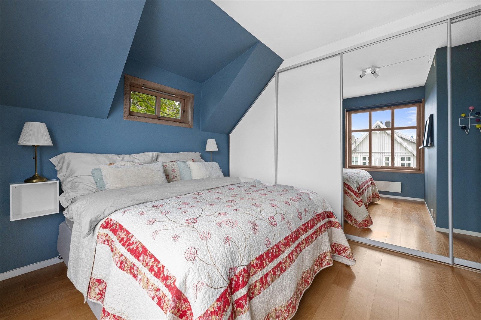 Hovedsoverommet har plass til dobbeltseng og er utstyrt med skyvedørsgarderobe med speil. Galleribilde