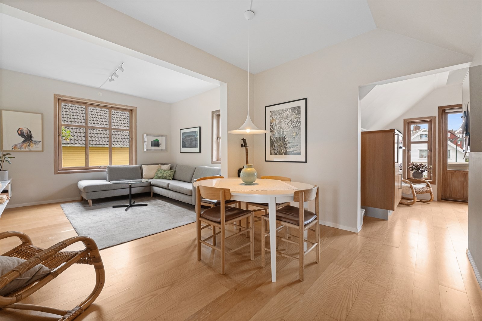 Stuen har en åpen og romslig utforming med plass til både sofagruppe og spisebord. Galleribilde