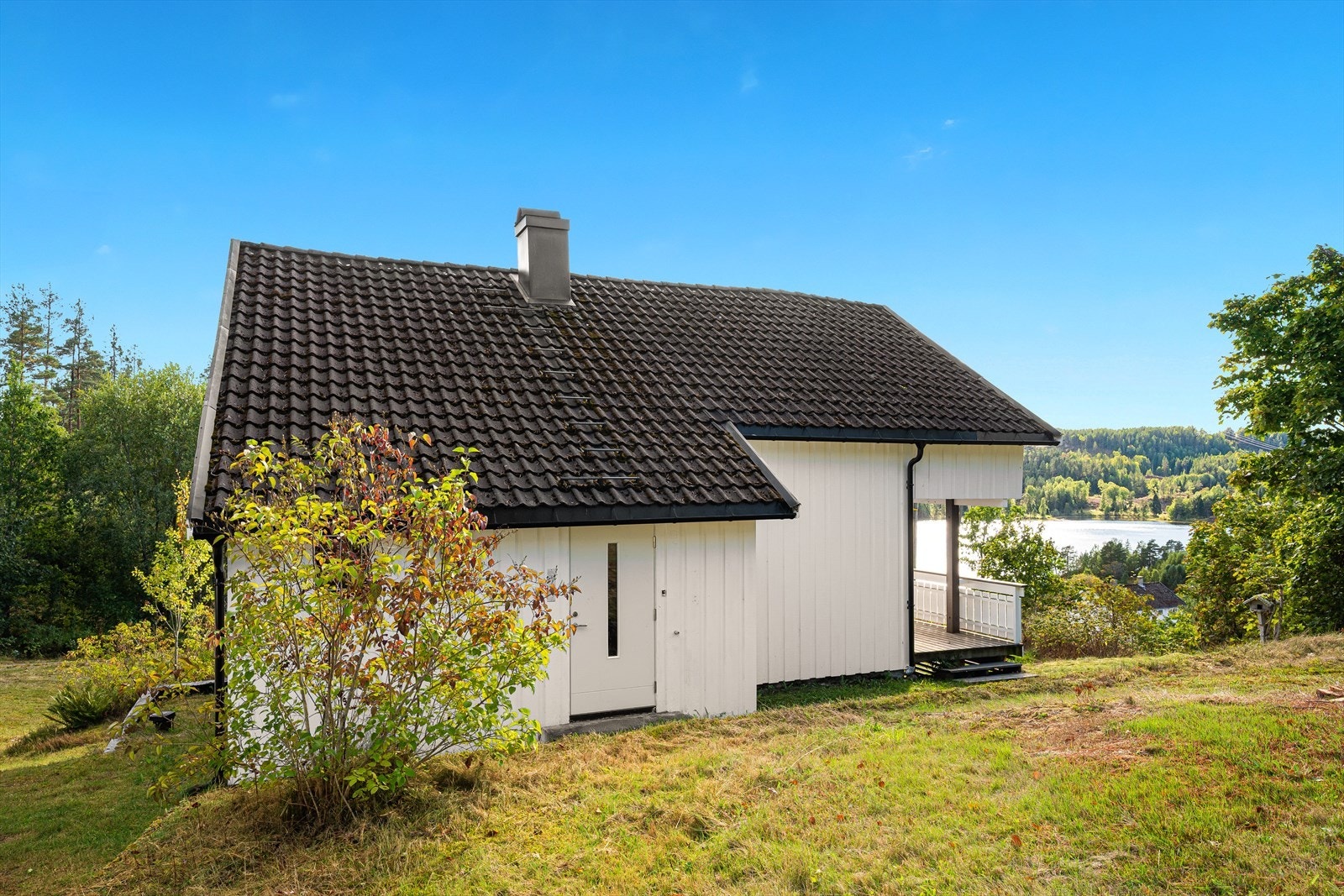Den usjenerte plasseringen, kombinert med utsikten og de gode solforholdene, gjør tomten attraktiv. Galleribilde