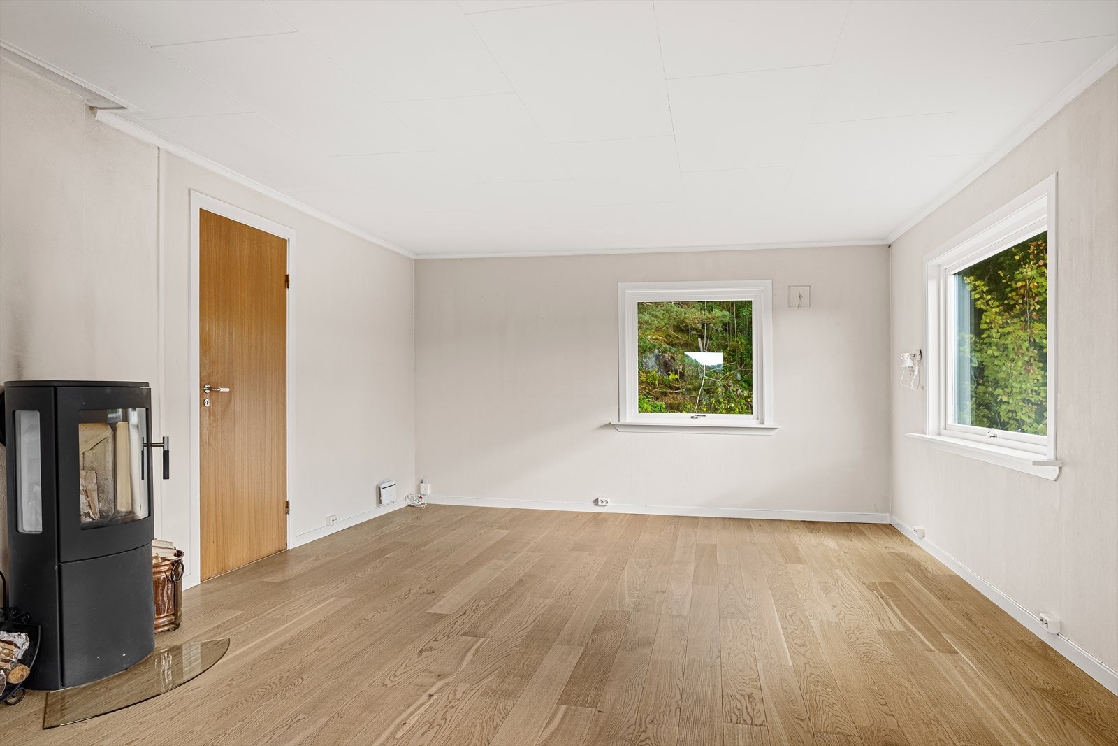 Spisestuen/stuen fremstår romslig og lysmalt og har utgang til vestvendt og overbygd veranda. Galleribilde
