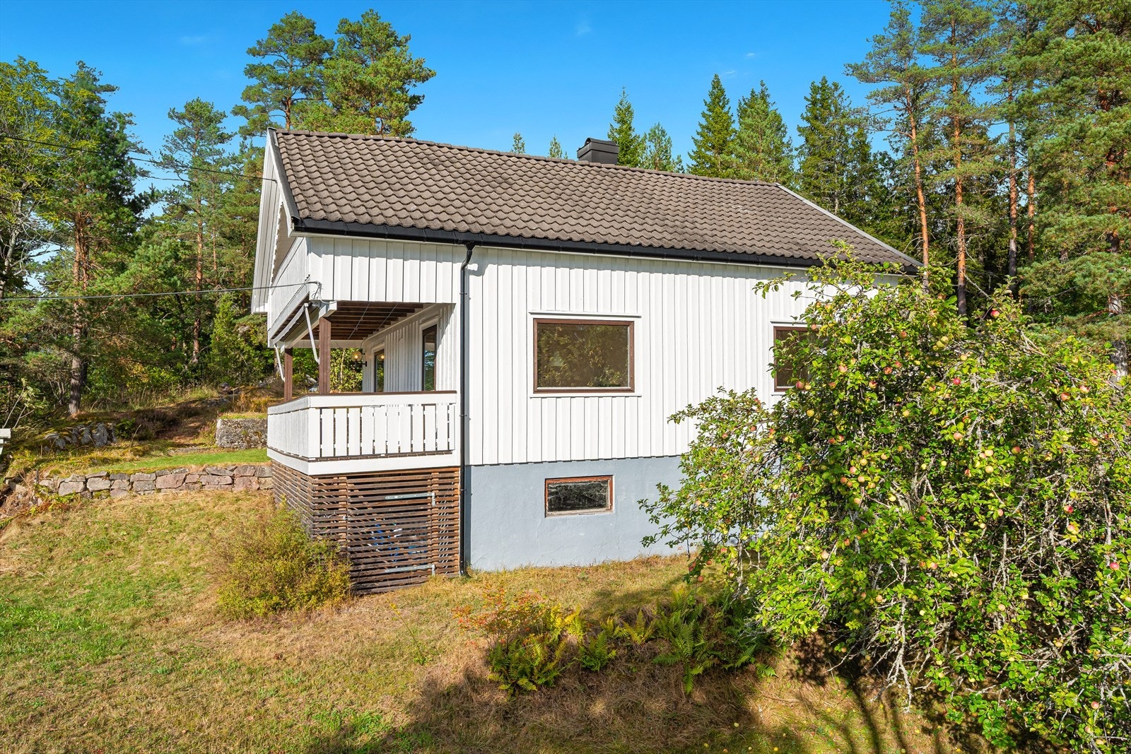 Rundt boligen er det flere koselige uteplasser, blant annet en vestvendt veranda hvor ettermiddags- og kveldssolen kan nytes. Galleribilde