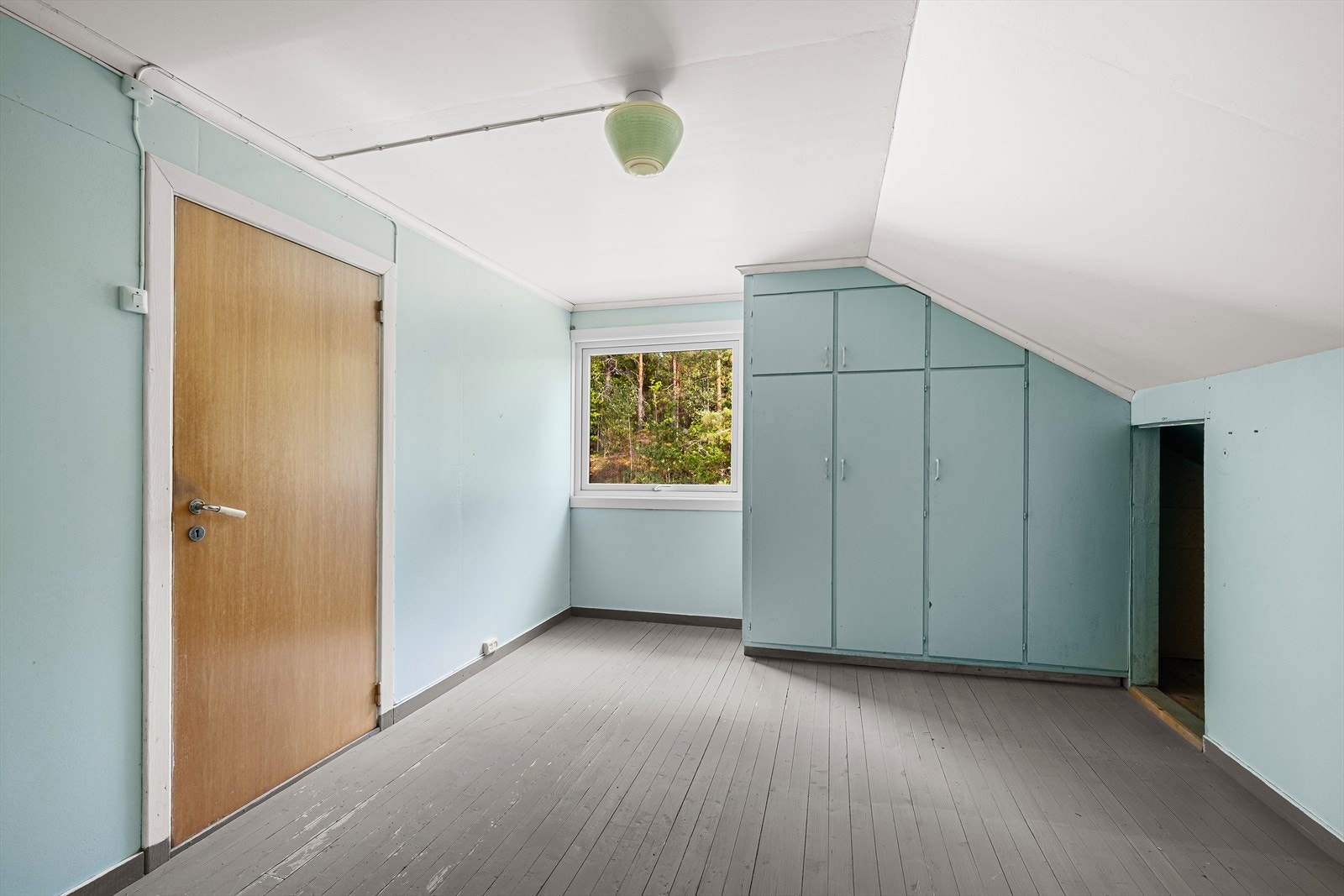 I 2. etasje er det tre soverom, hvorav det ene rommet har gjennomgang via ett av soverommene. Galleribilde