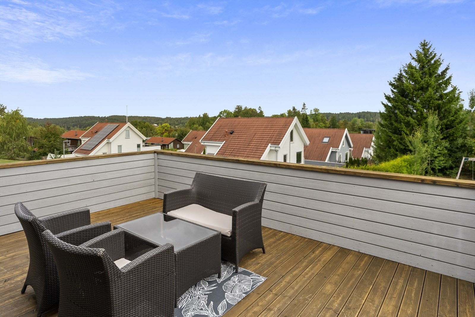 Takterrasse med utsikt og gode solforhold. Her får du sol fra vest, nord og øst. Galleribilde