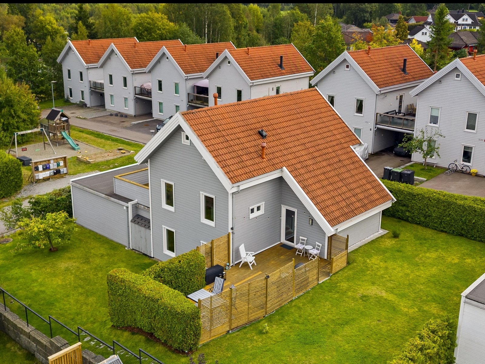 Innholdsrik enebolig med flotte, påkostede uteområder Galleribilde