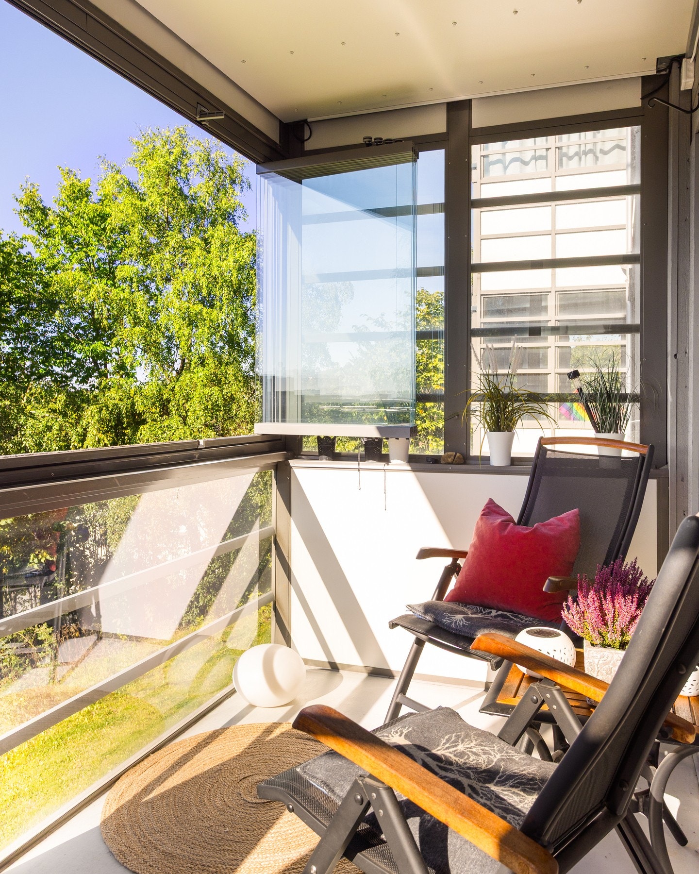 Balkongen er overbygget og innglasset, som gjør uteplassen lun og privat. Innglassingen kan i tillegg skyves opp om du ønsker luft og solstråler inn. Galleribilde