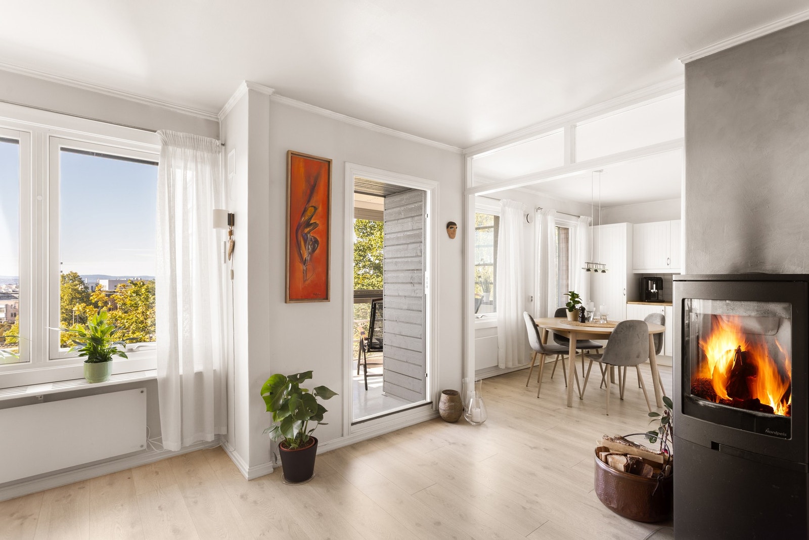 I midten av rommet er det en moderne peis som bidrar til varme og hygge på kaldere dager. Galleribilde