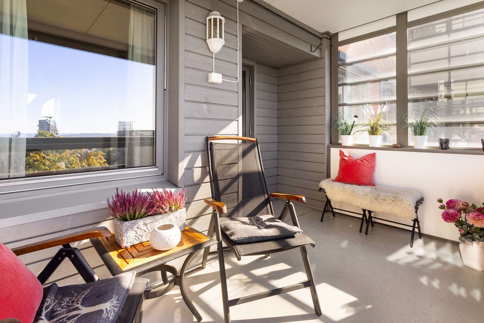 Balkongen vender mot sydvest og gir med det ypperlige solforhold. På sommeren kommer solen frem ca. 11:30 og er der frem til ca. 21:30 i følge selger. Galleribilde