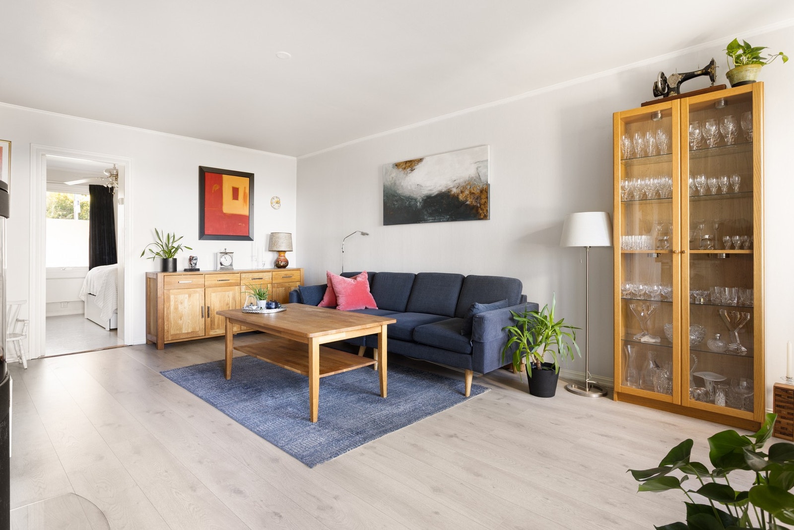 Stuen er av god størrelse med plass til sofa, salongbord og tilhørende mediemøblement. Galleribilde