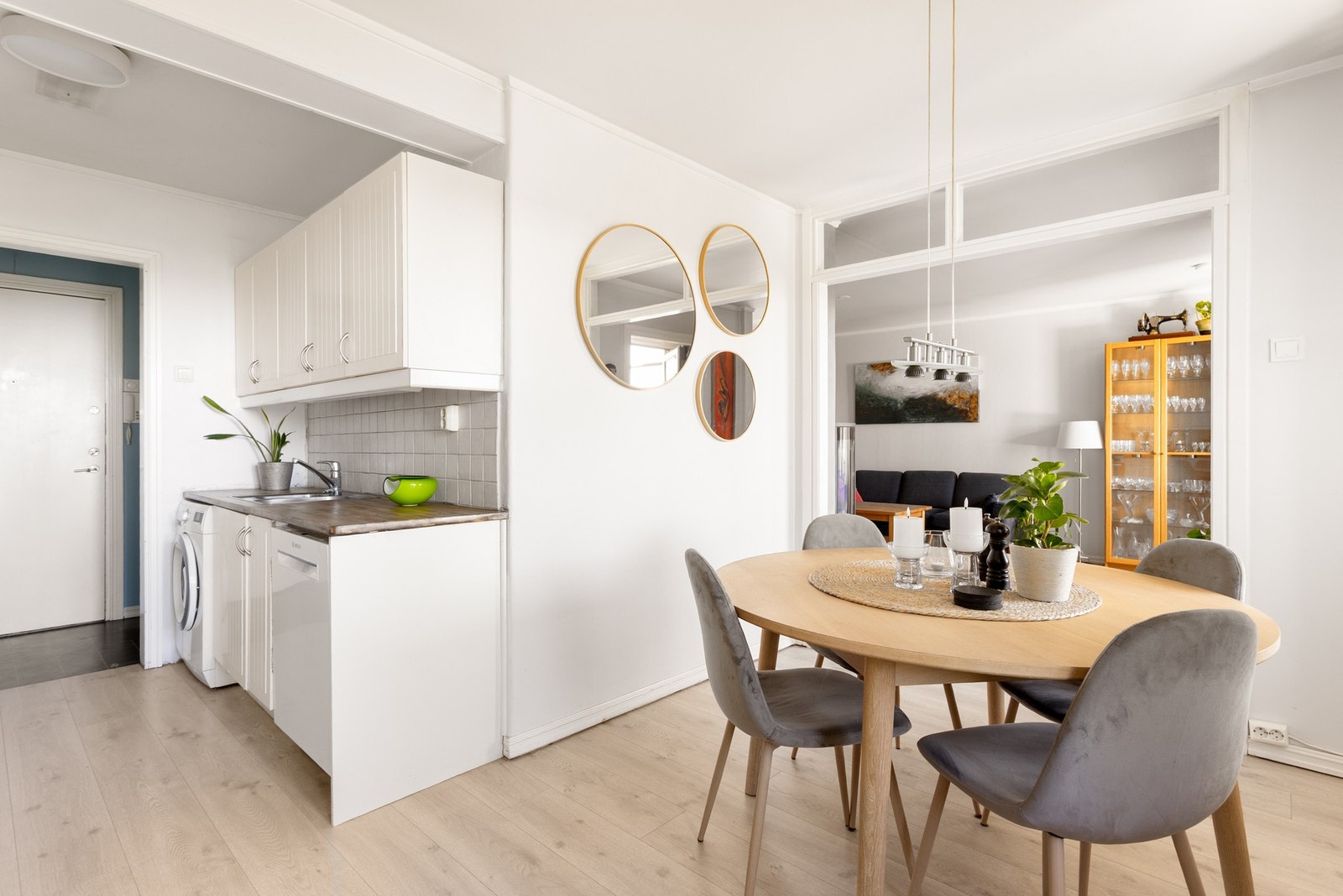 IKEA-kjøkkenet fra 2005 er godt utnyttet med mye skap, skuffer og benkeplass. Galleribilde