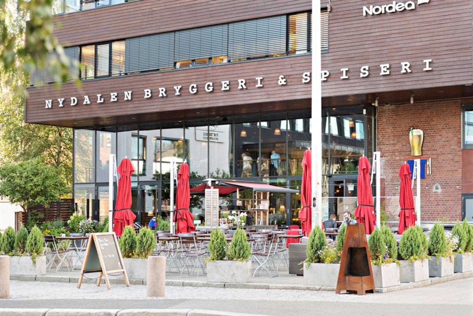 Kun en liten spasertur unna finner du Nydalen Torg med badeplass, butikker og spisesteder som blant annet Nydalen Bryggeri & spiseri. Galleribilde
