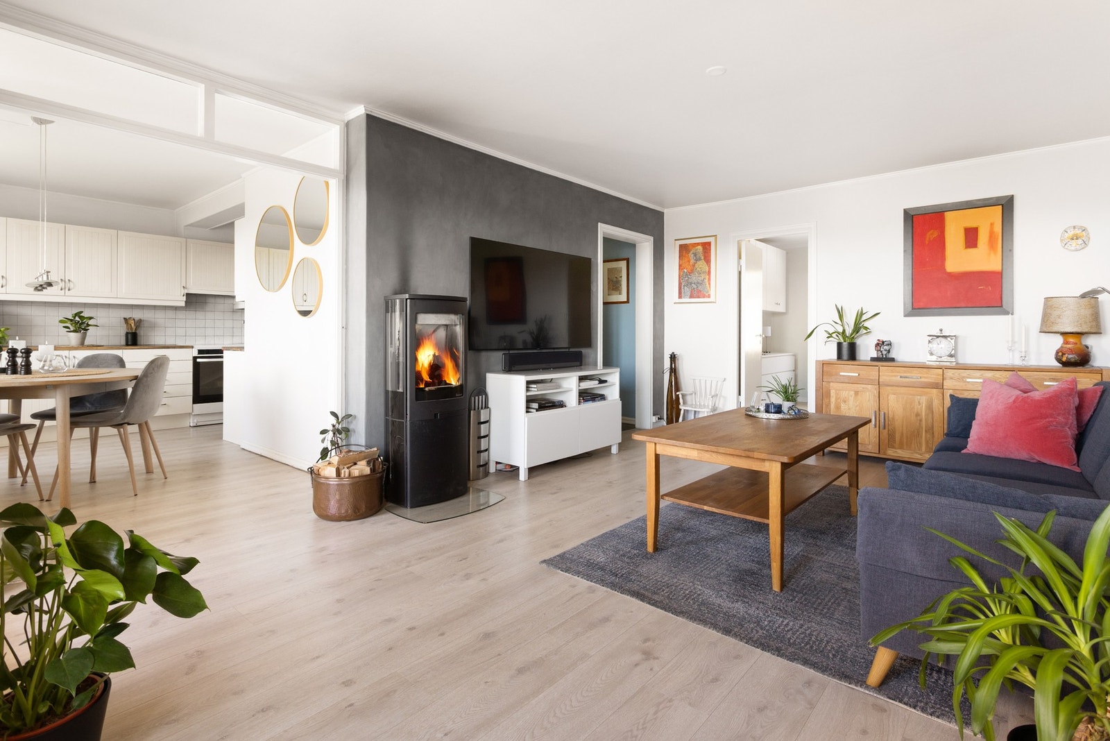 Oppholdsrommet har laminat på gulv og malte overflater. Galleribilde