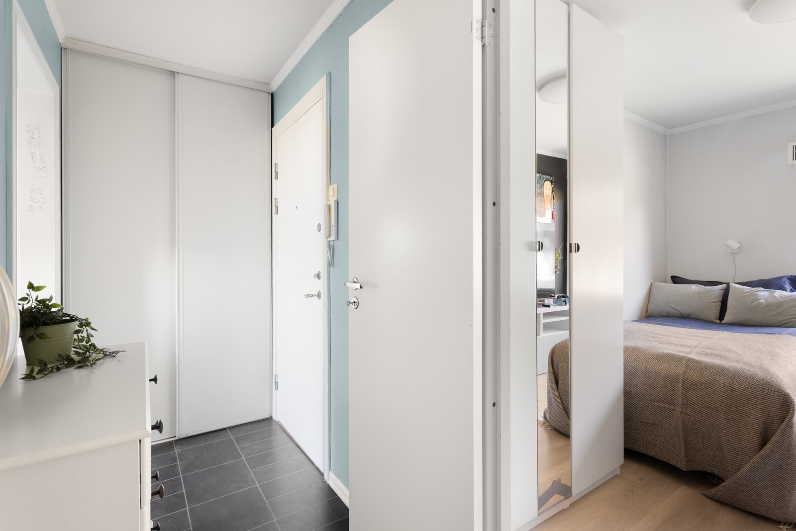 Entréen har en plassbygd skyvedørsgarderobe som gir godt med oppbevaring. Galleribilde