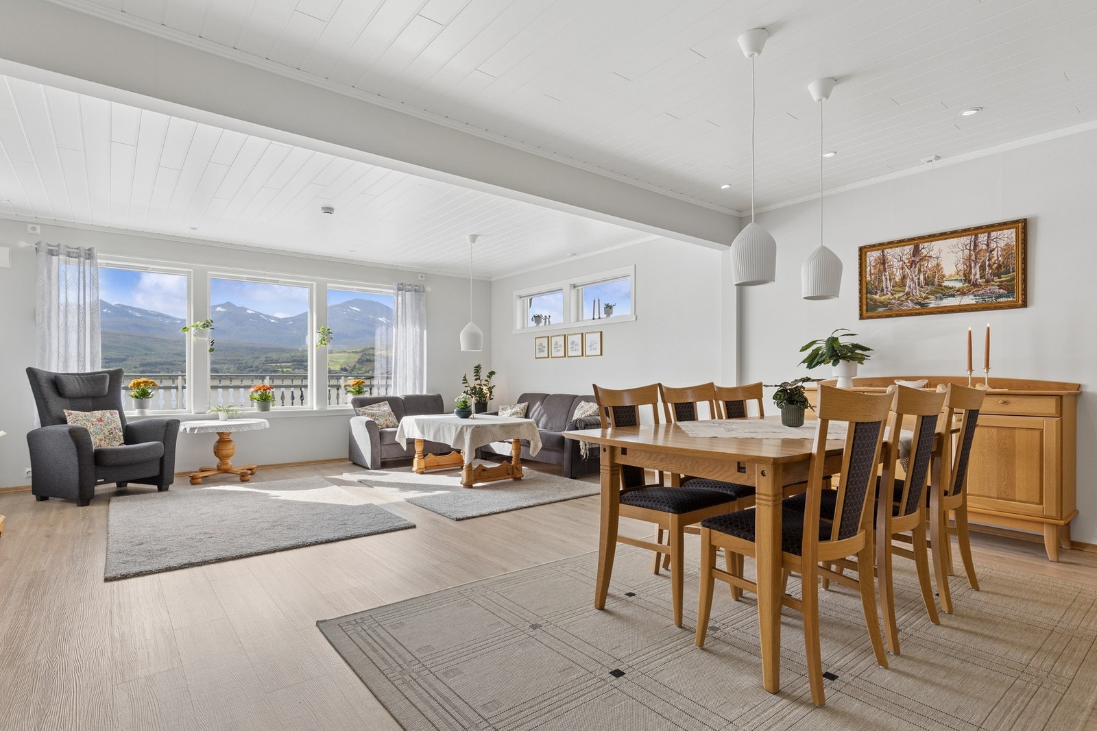 Stuen har god plass til både sofagruppe og langbord til hyggelige sammenkomster. Galleribilde