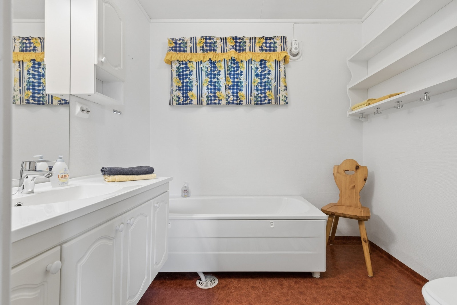 Badet i andre etasje er utstyrt med badekar, servantmøbel og vindu for dagslys og lufting. Galleribilde
