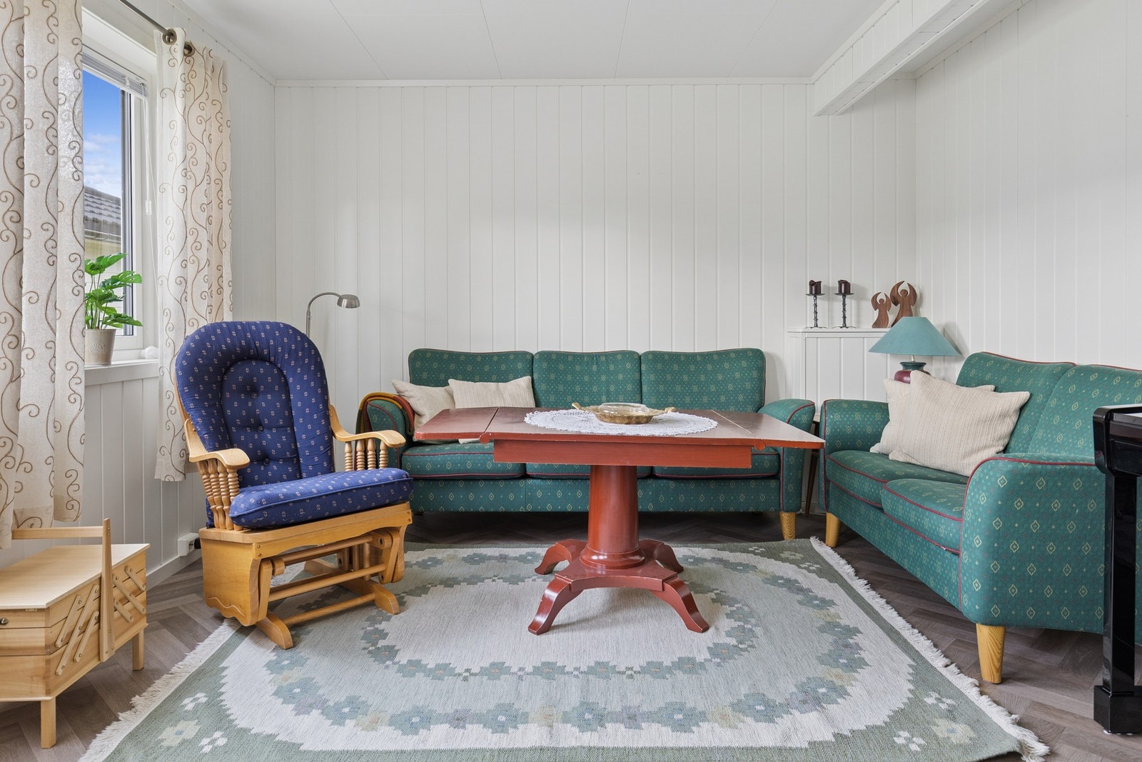 Stuen i første etasje gir en ekstra oppholdsplass for familien, med plass til sofagruppe. Galleribilde