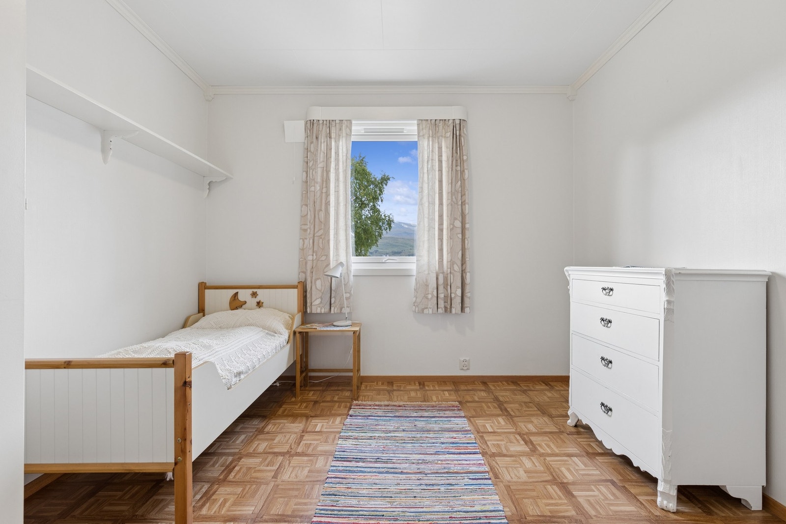 Soverom med gulvbelegg og god plass til seng og kommode. Galleribilde