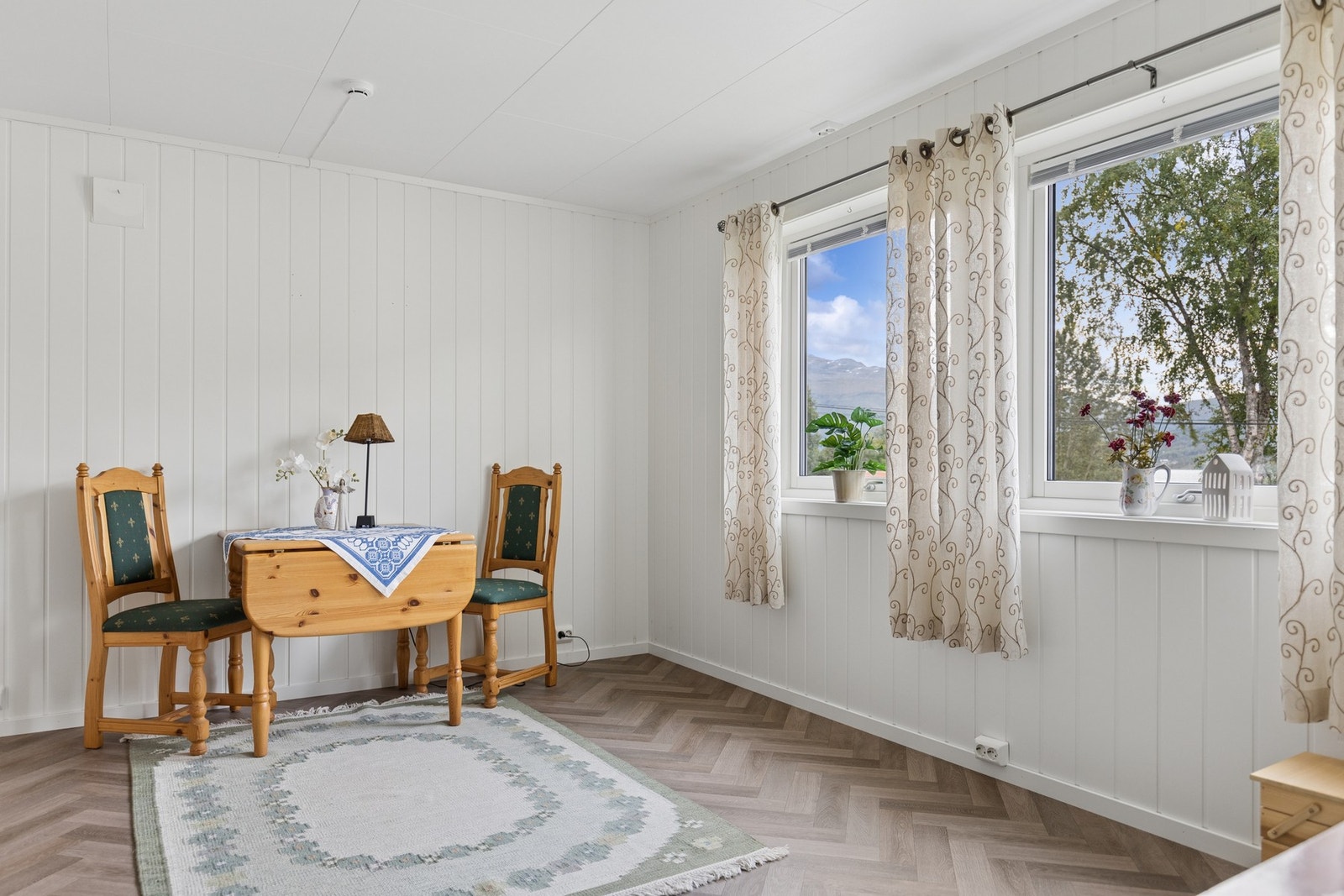 Plass til både sittegruppe og et lite spisebord eller arbeidsbord. Galleribilde