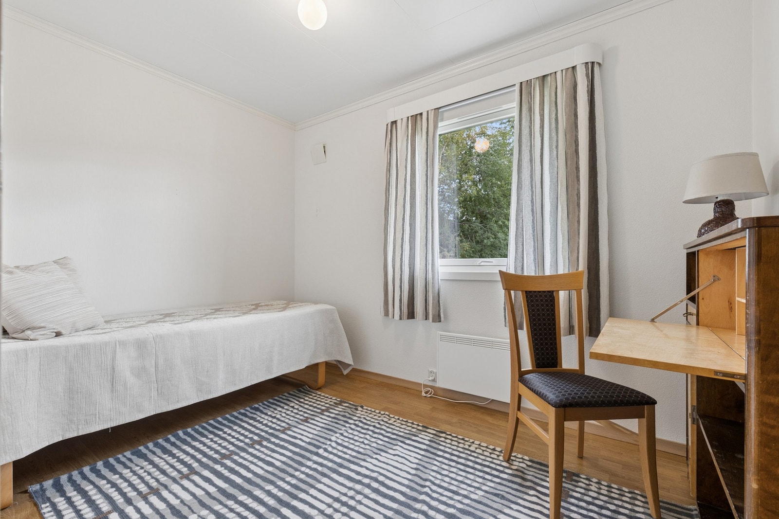 Soverom i andre etasje med plass til seng og skrivebord. Galleribilde