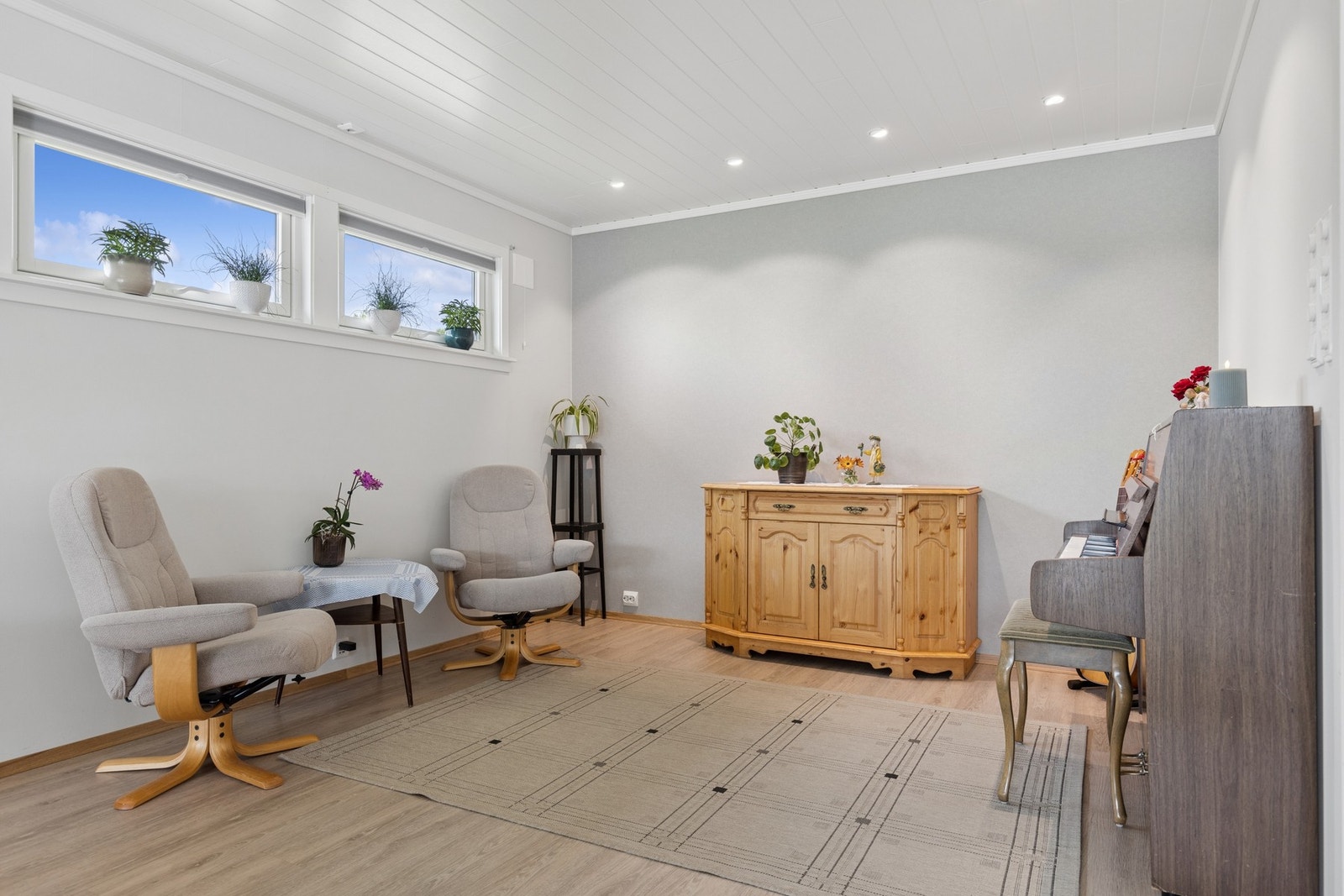 Romslig stuefløy med plass til ekstra sittegruppe, piano og skjenk. Galleribilde