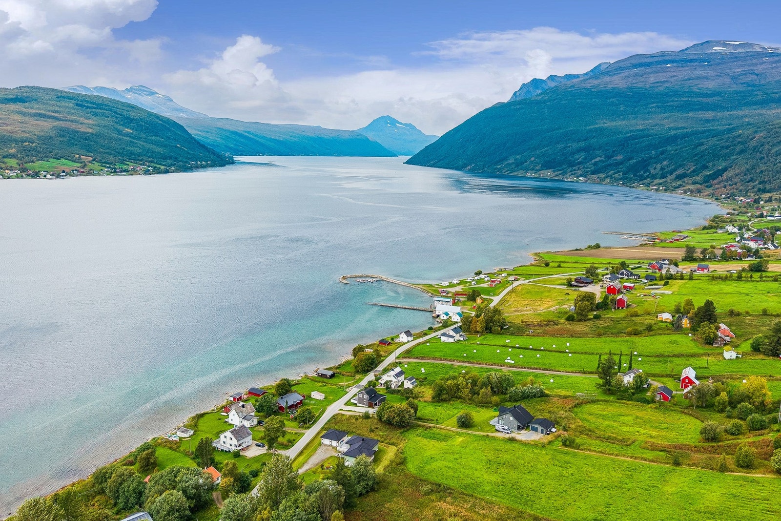 Eiendommen ligger i et naturskjønt kystlandskap med nærhet til fjorden og flotte turområder. Galleribilde