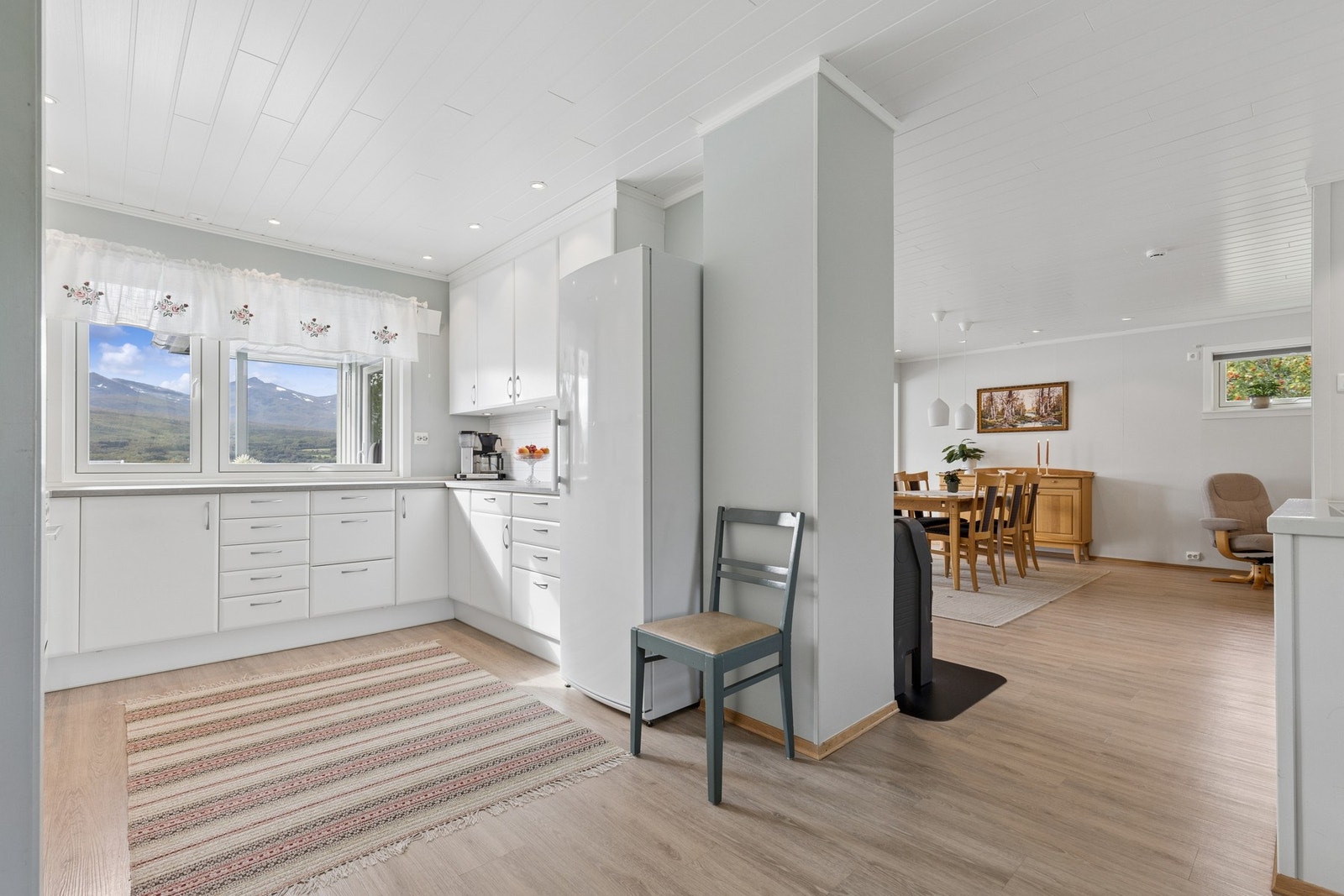 Kjøkkenet ligger i delvis åpen forbindelse med spisestuen. Galleribilde