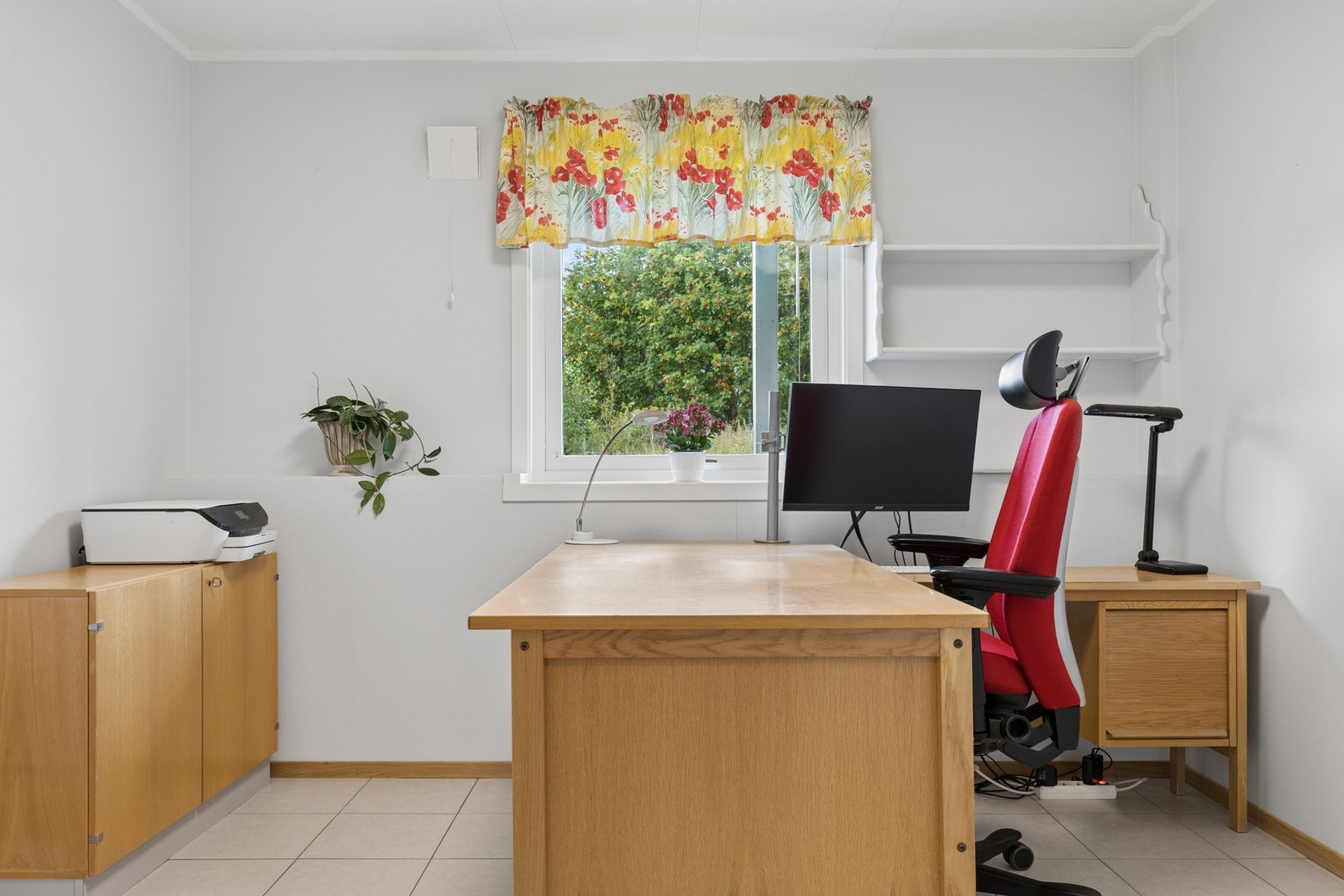 Separat kontor i første etasje med flislagt gulv, velegnet for hjemmekontor. Galleribilde