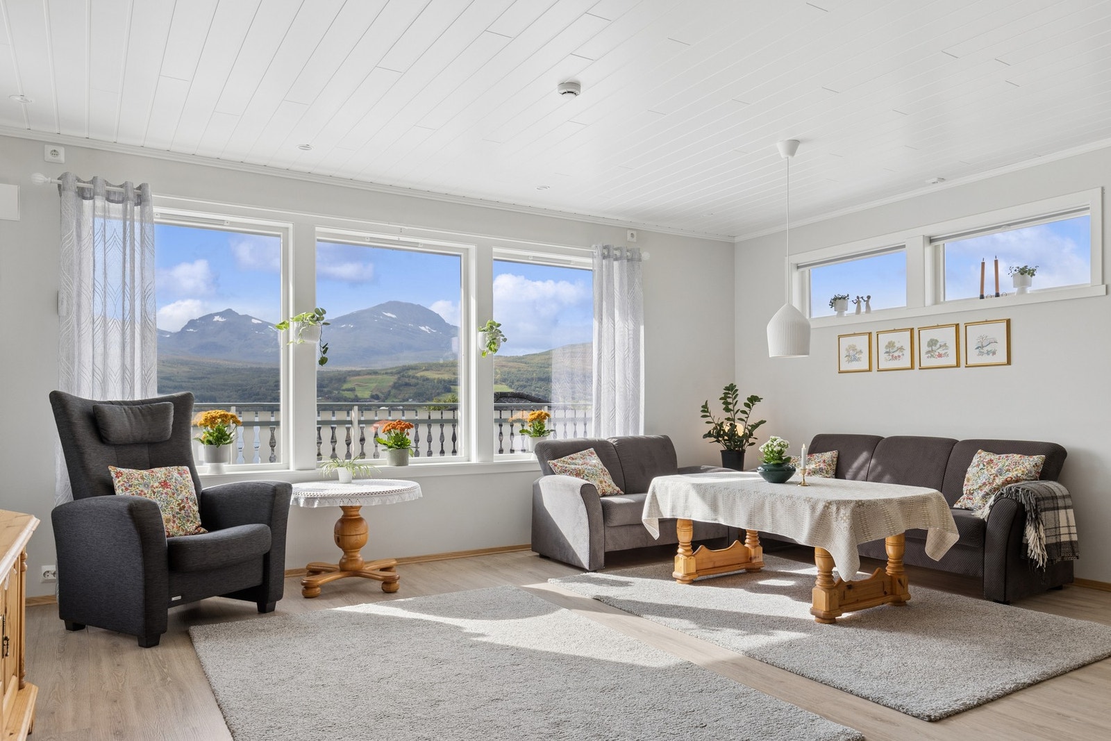Hovedstuen i andre etasje har store vindusflater som rammer inn utsikten mot fjorden og fjellene. Galleribilde