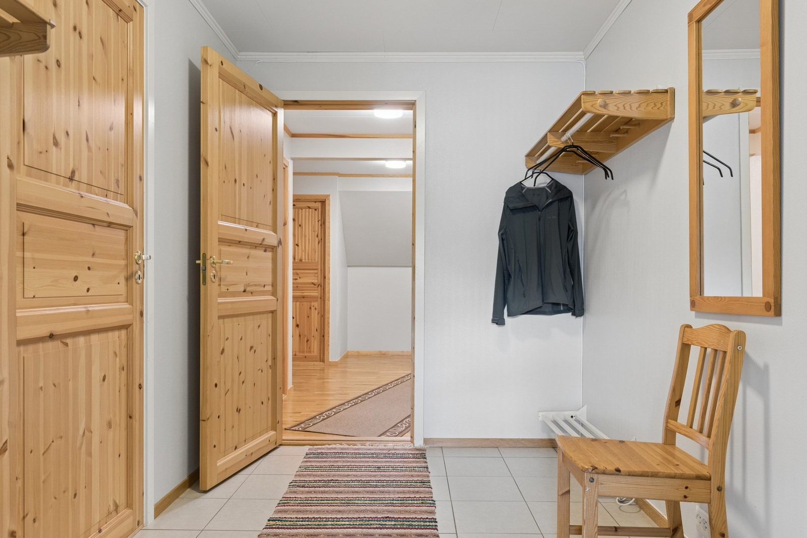 Entreen har flislagt gulv og god plass til oppheng av yttertøy og sko. Galleribilde