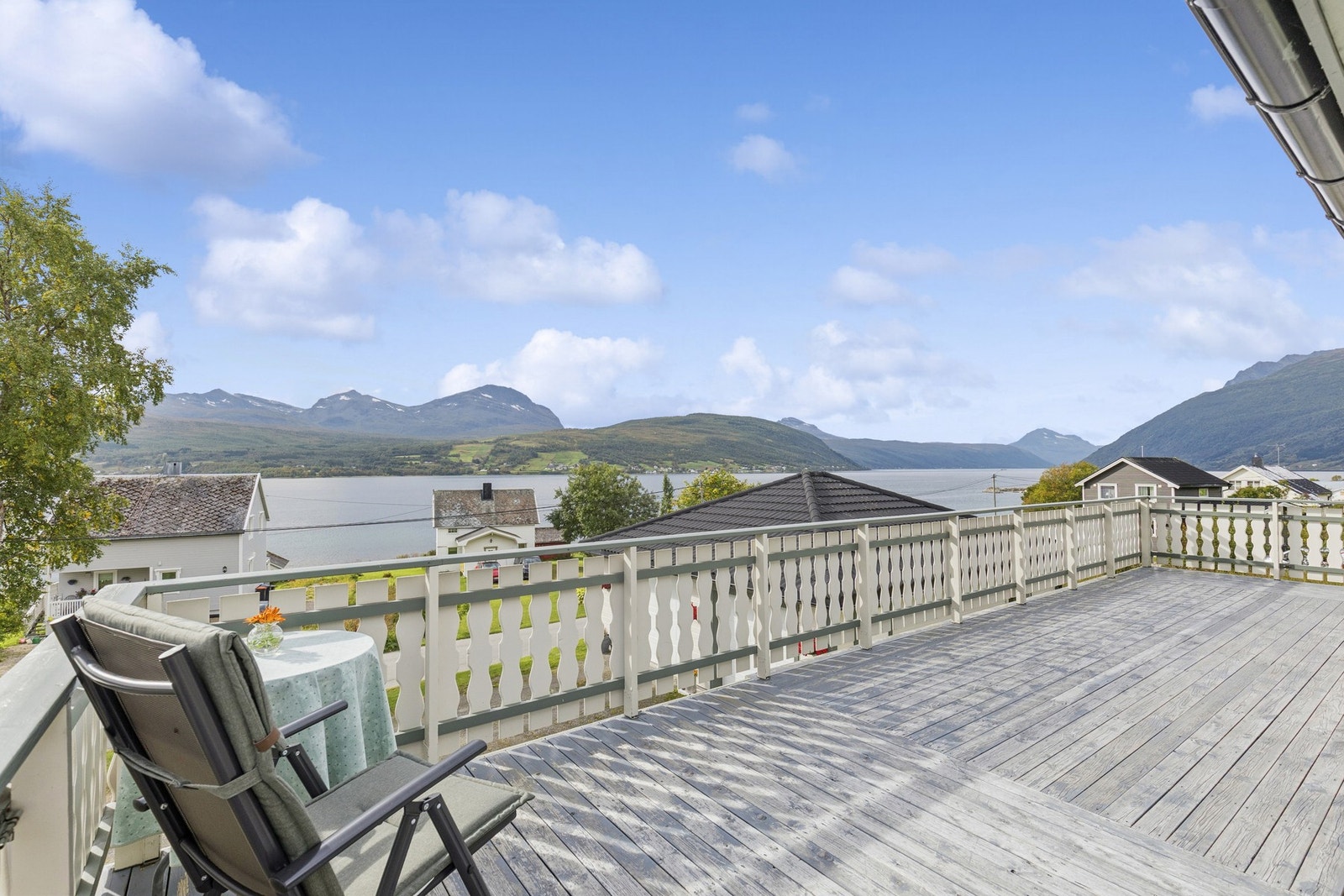 Fra balkongen i andre etasje er det vidstrakt utsikt over fjorden og fjellandskapet. Galleribilde