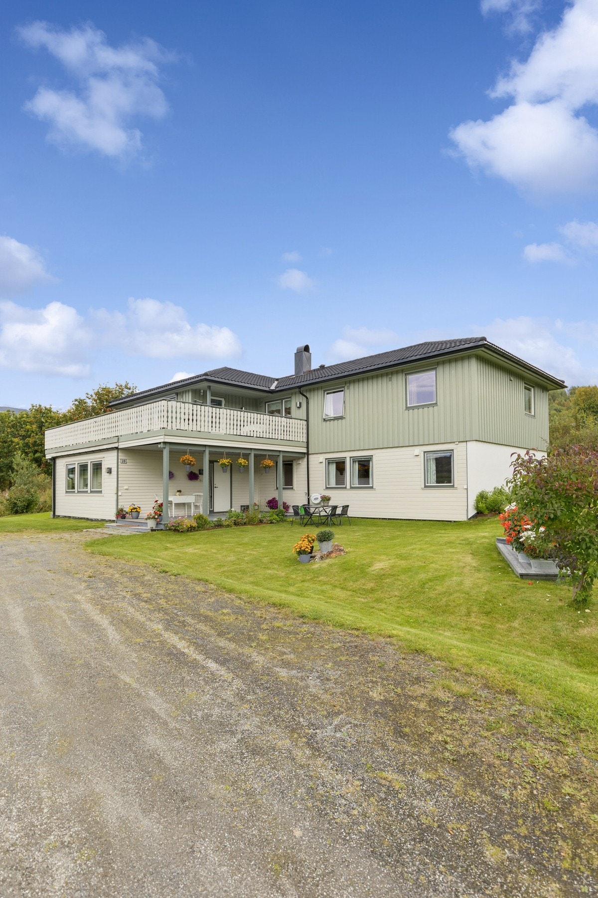 Innholdsrik enebolig over to plan med frittstående dobbelgarasje og romslig tomt. Galleribilde