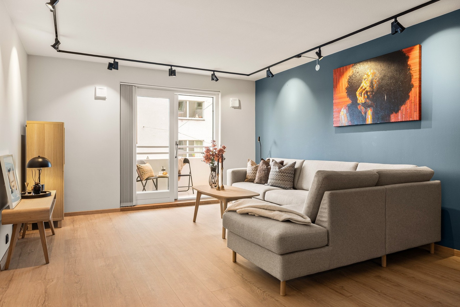 Fra stuen er det utgang til en hyggelig balkong. Galleribilde