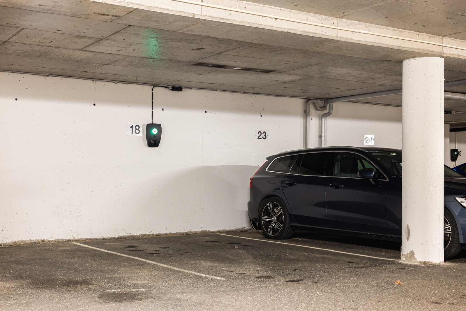 Med leiligheten medfølger en parkeringsplass med elbillader. Parkeringsplassen kan leies ut dersom man ikke har behov for den selv. Galleribilde