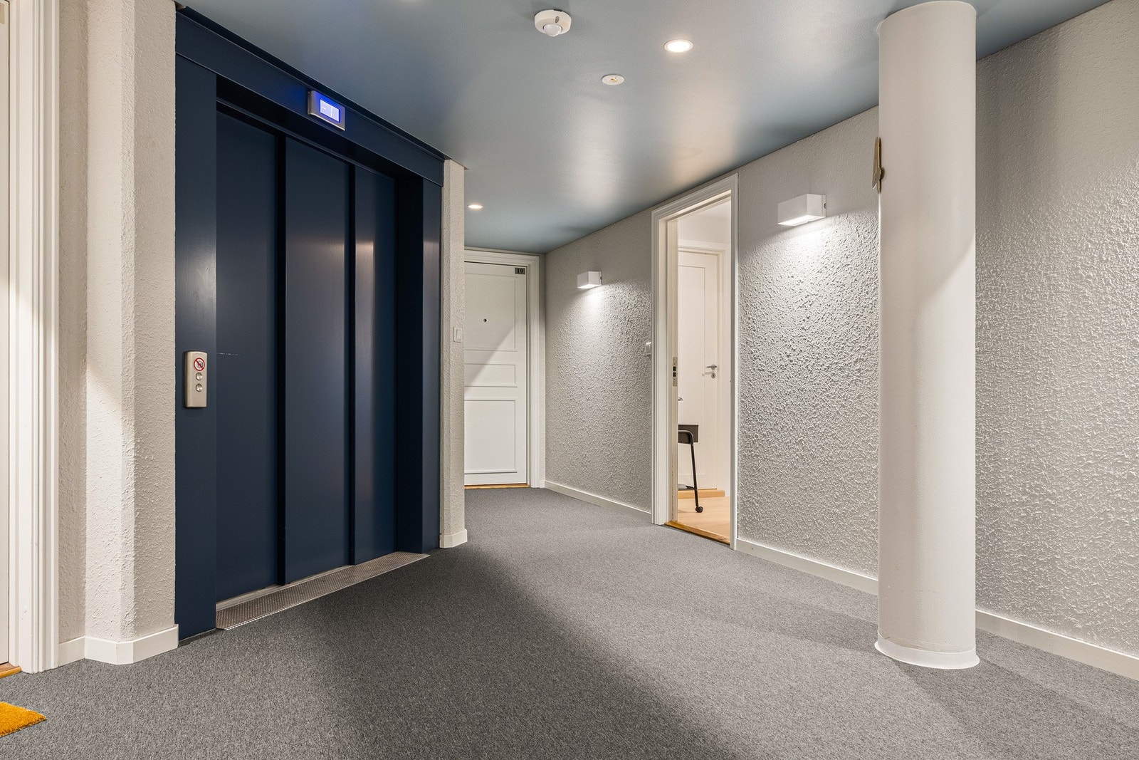 Bygget har heis som ligger like utenfor inngangsdøren. Galleribilde